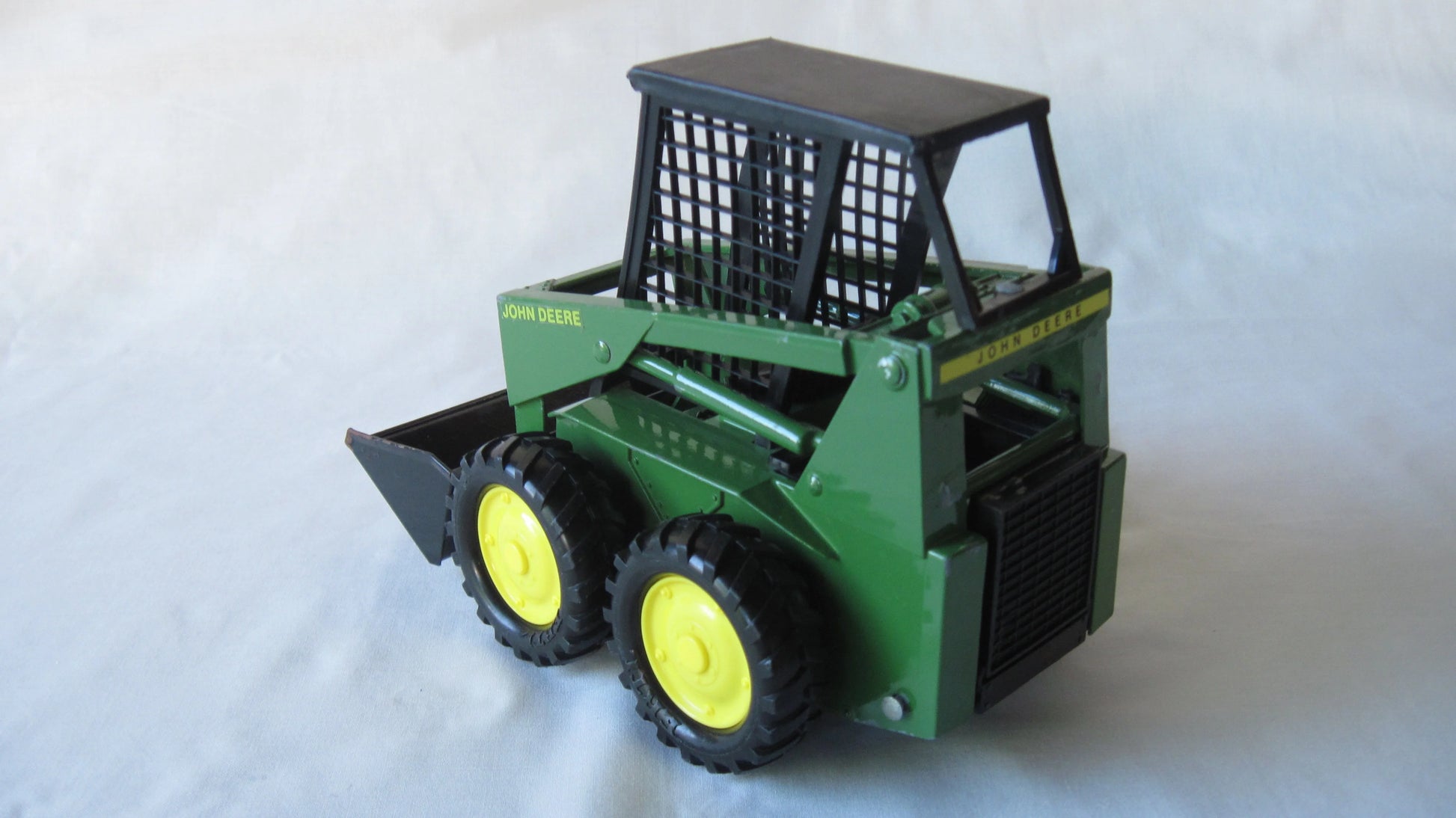 ERTL   John Deere Skid Steer Loader  Green