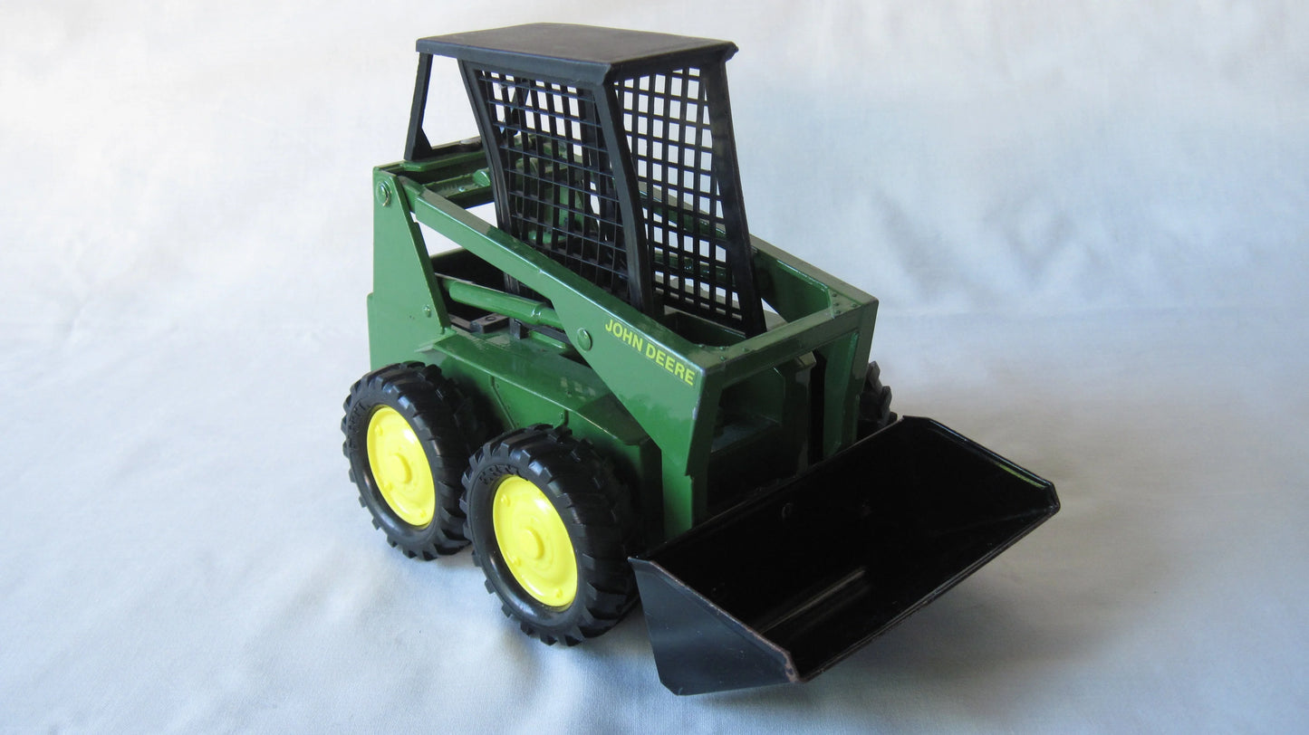 ERTL   John Deere Skid Steer Loader  Green