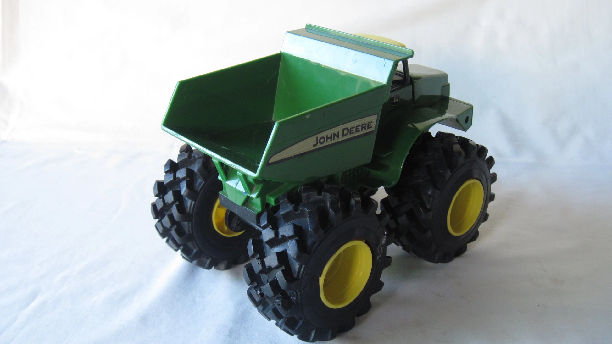 ERTL   John Deere Monster Treads Dump Truck  Green