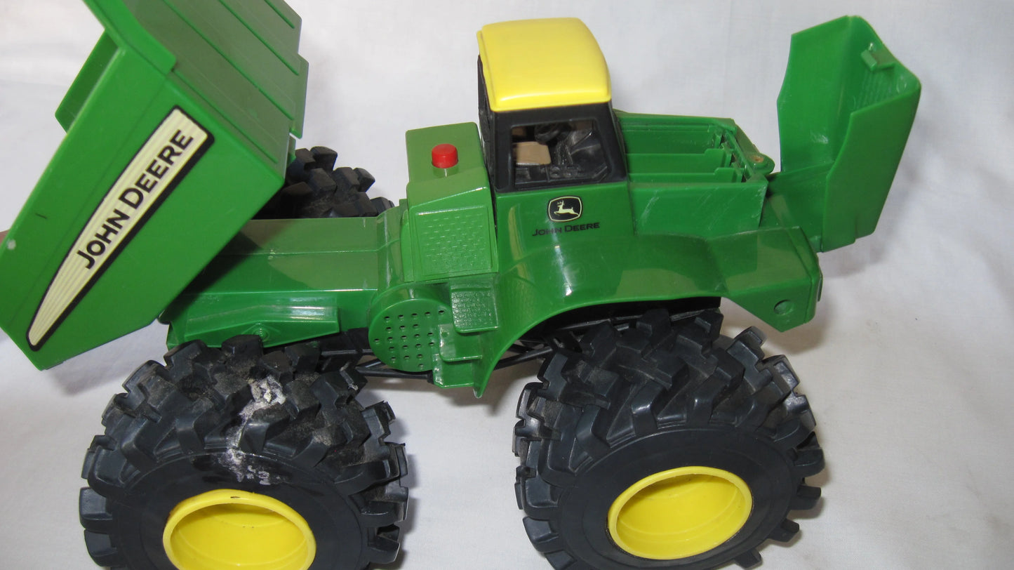 ERTL   John Deere Monster Treads Dump Truck  Green