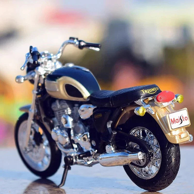 Maisto   Triumph Thunderbird  Golden Special Edition