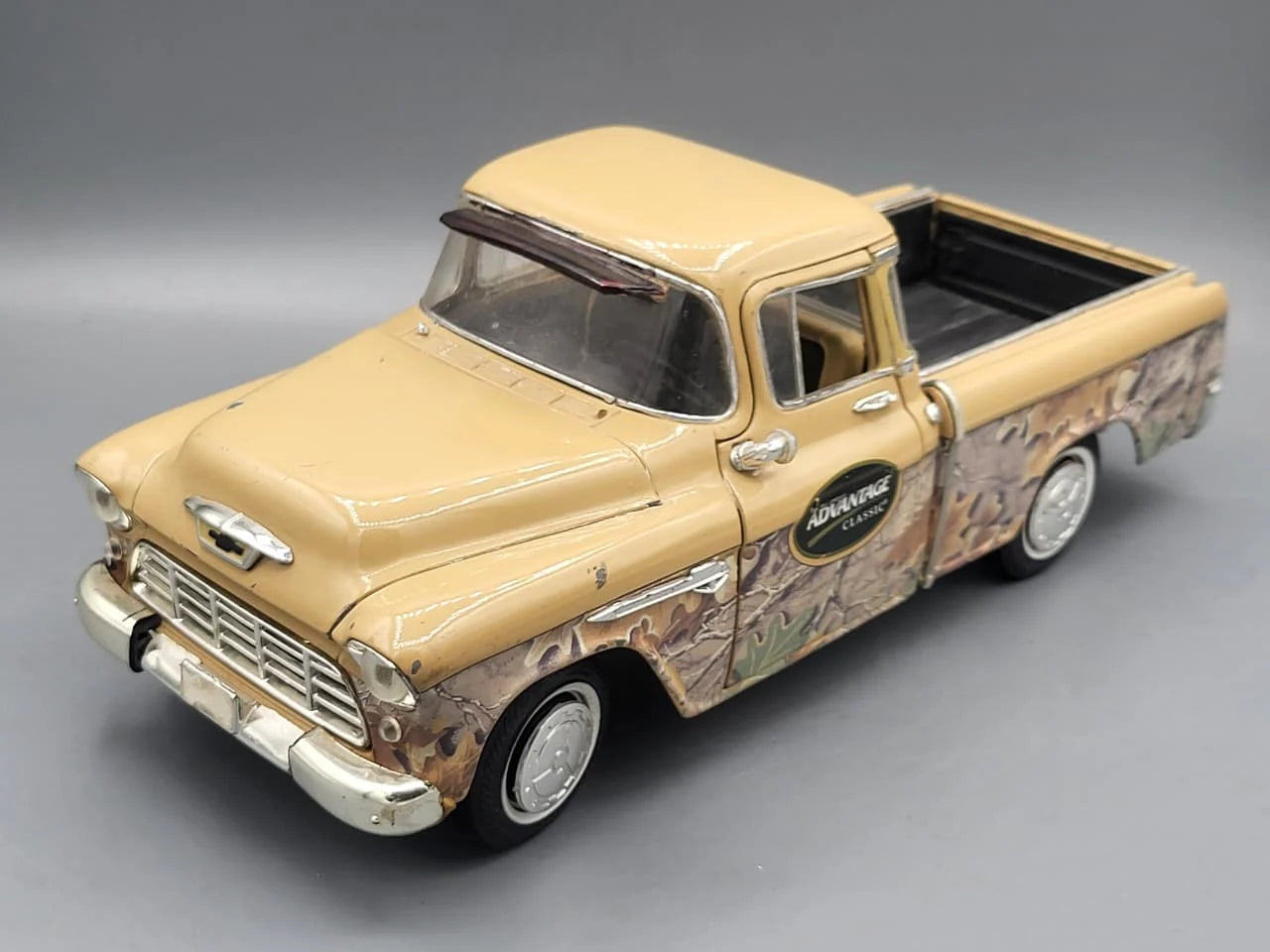 ERTL   Chevrolet Pick up Truck 1955 Beige