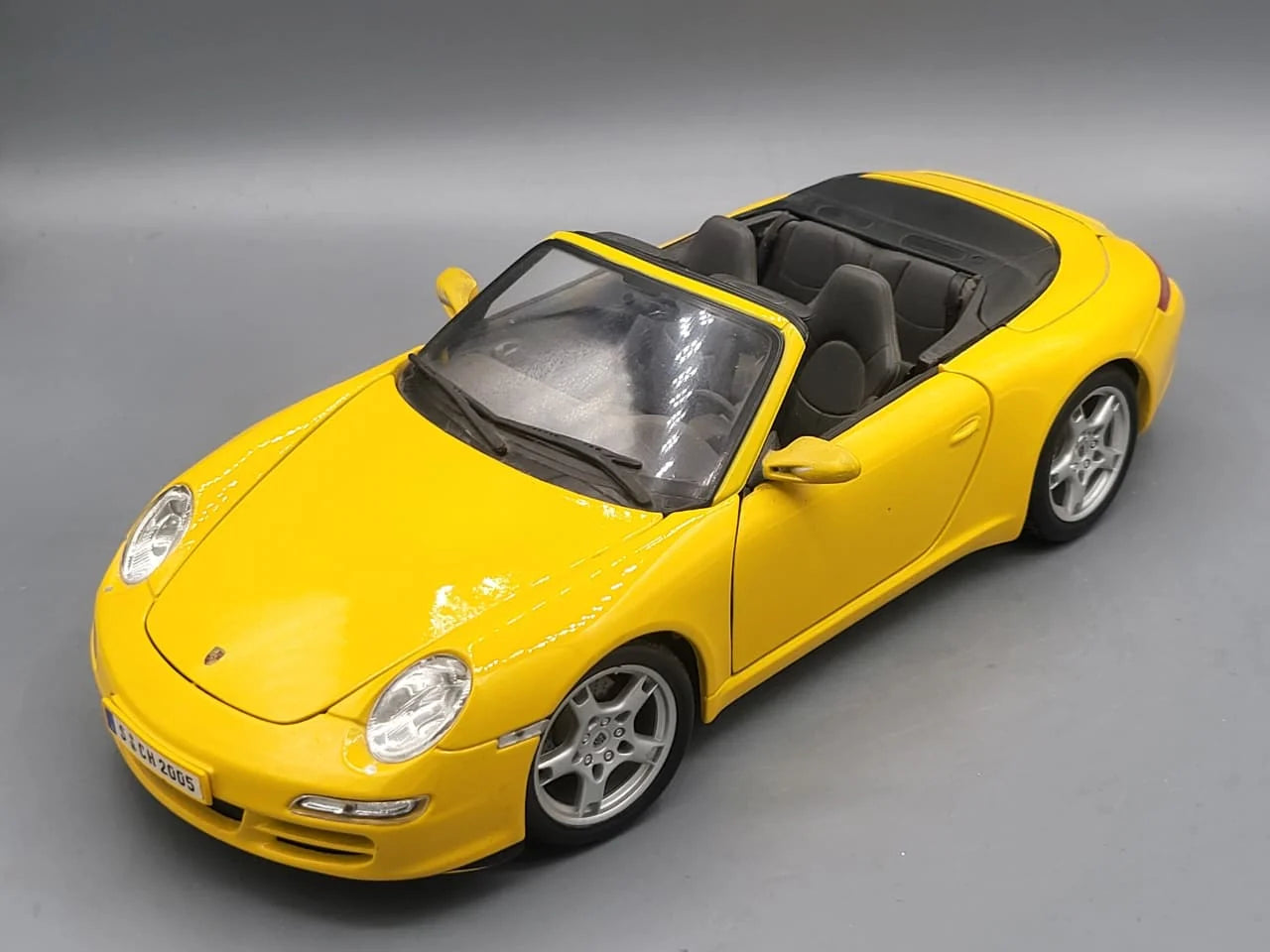 Maisto   Porsche 911 Carrera S Cabriolet  Yellow