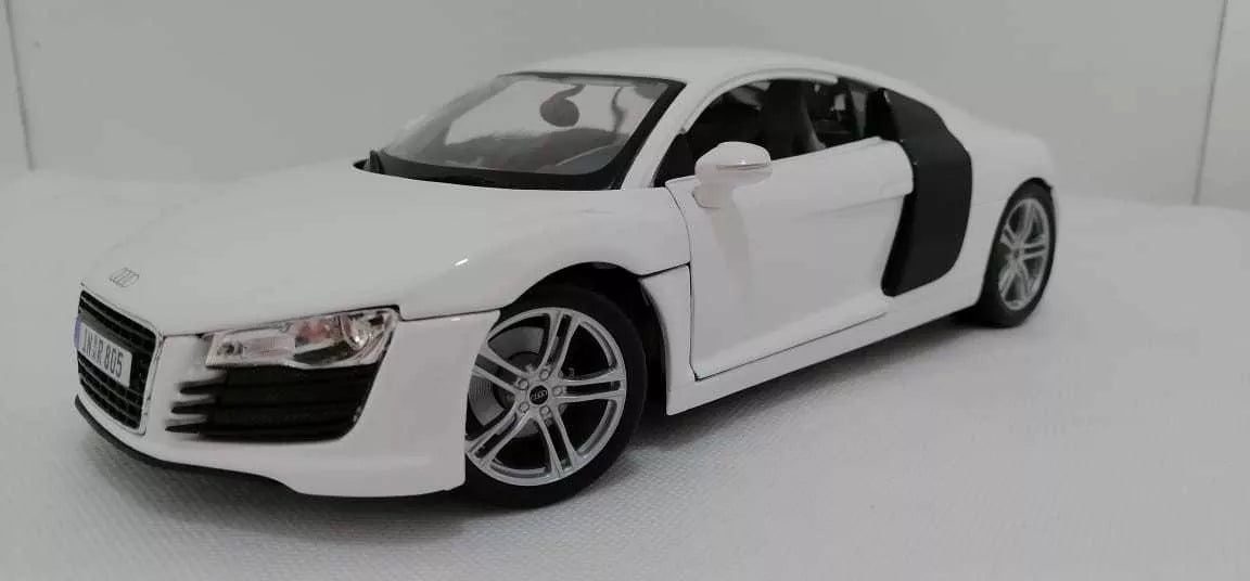 Maisto  Premiere Edition Audi R8  White