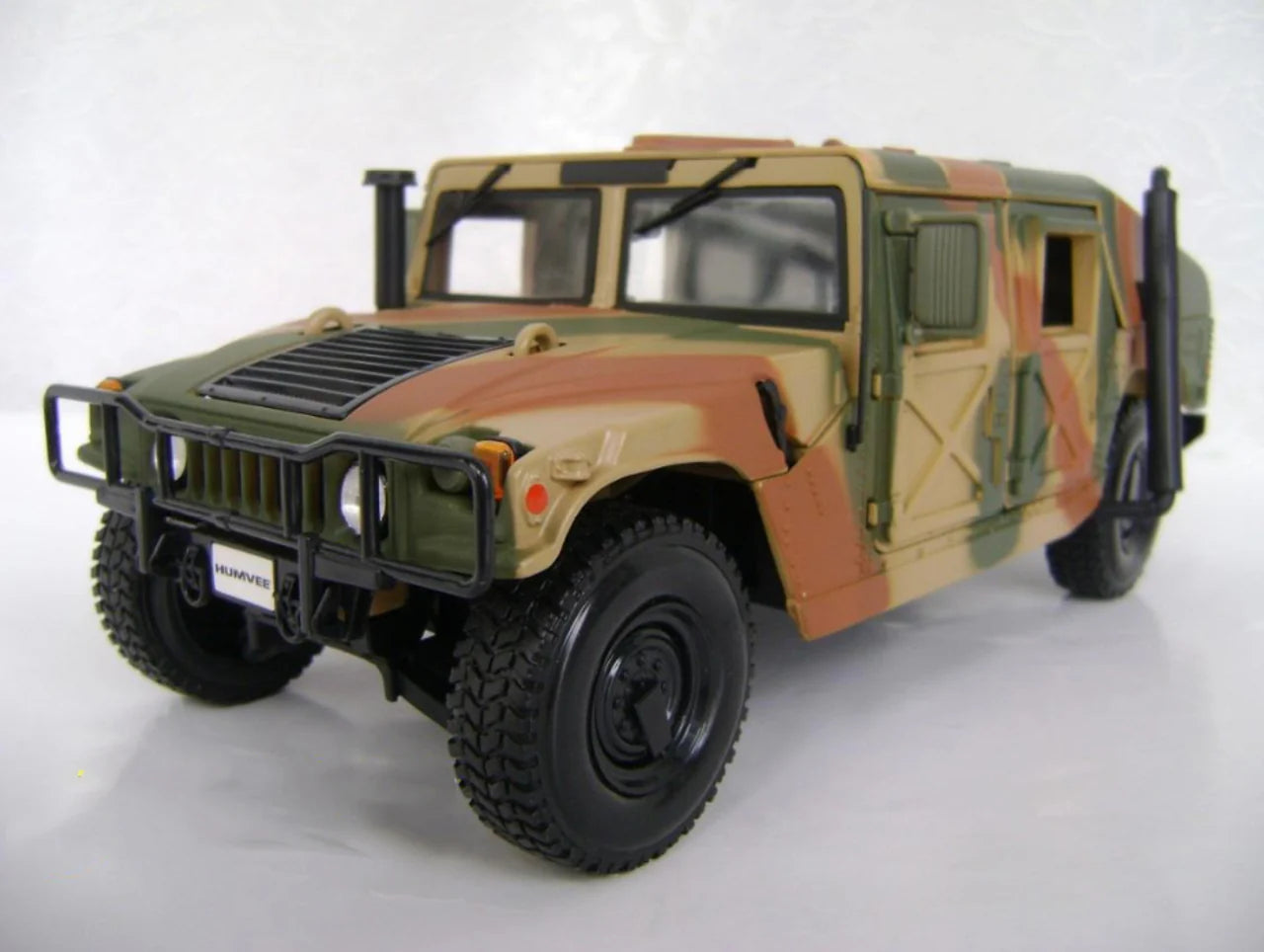 Maisto  Premiere Edition Hummer Humvee  Camo Green