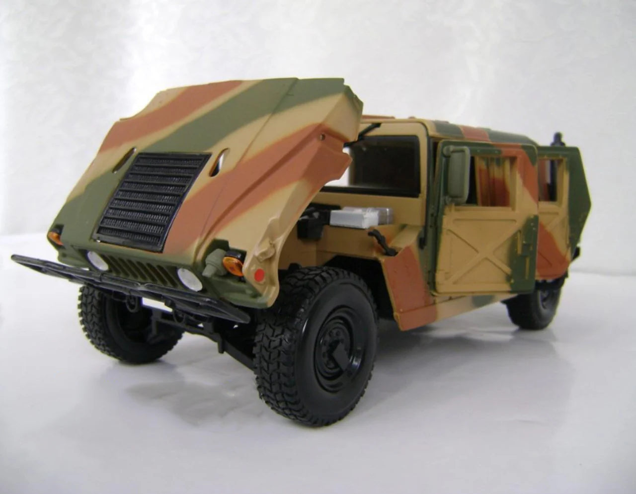 Maisto  Premiere Edition Hummer Humvee  Camo Green