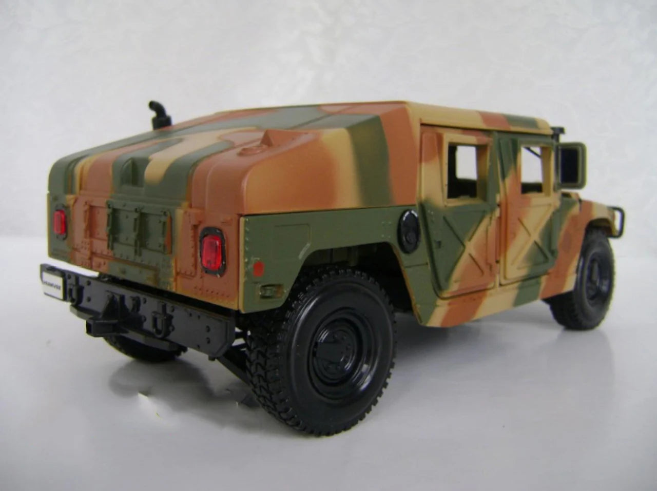 Maisto  Premiere Edition Hummer Humvee  Camo Green