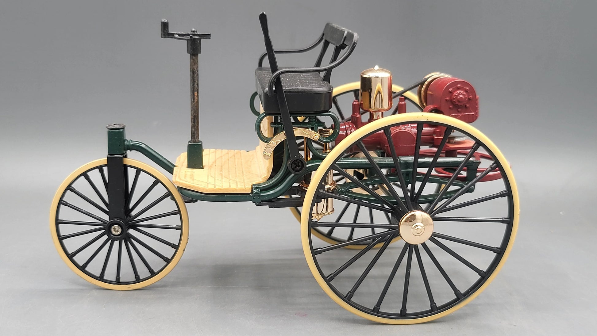 Mercedes Classical Car (Benz Motorwagen) 1886 Maroon, Green