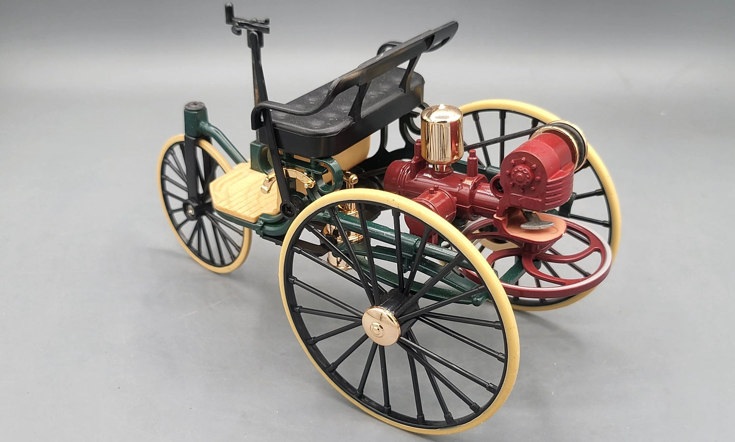 Mercedes Classical Car (Benz Motorwagen) 1886 Maroon, Green
