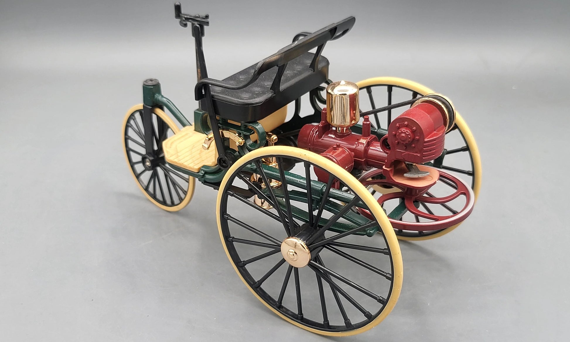Mercedes Classical Car (Benz Motorwagen) 1886 Maroon, Green