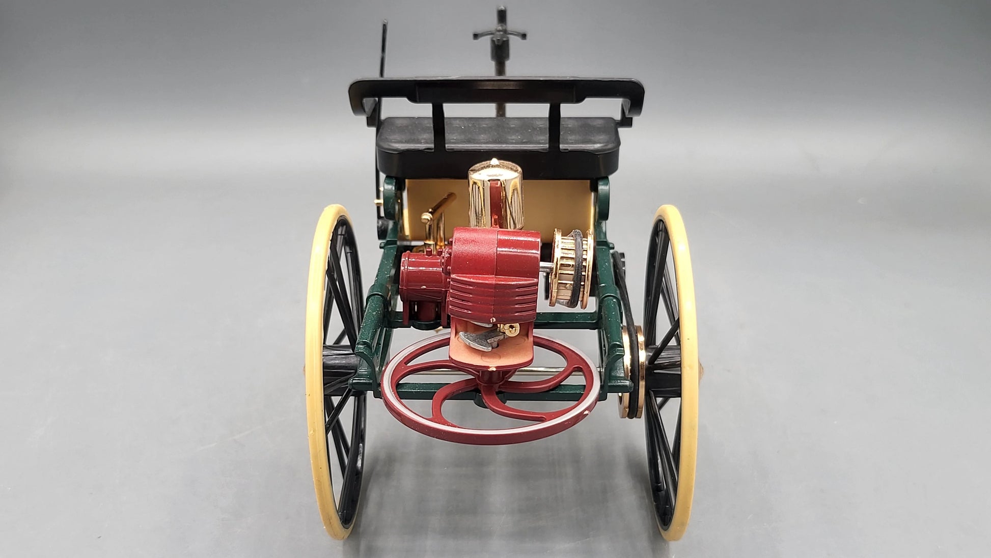 Mercedes Classical Car (Benz Motorwagen) 1886 Maroon, Green