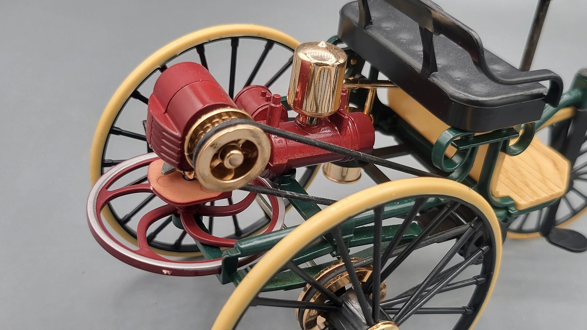 Mercedes Classical Car (Benz Motorwagen) 1886 Maroon, Green