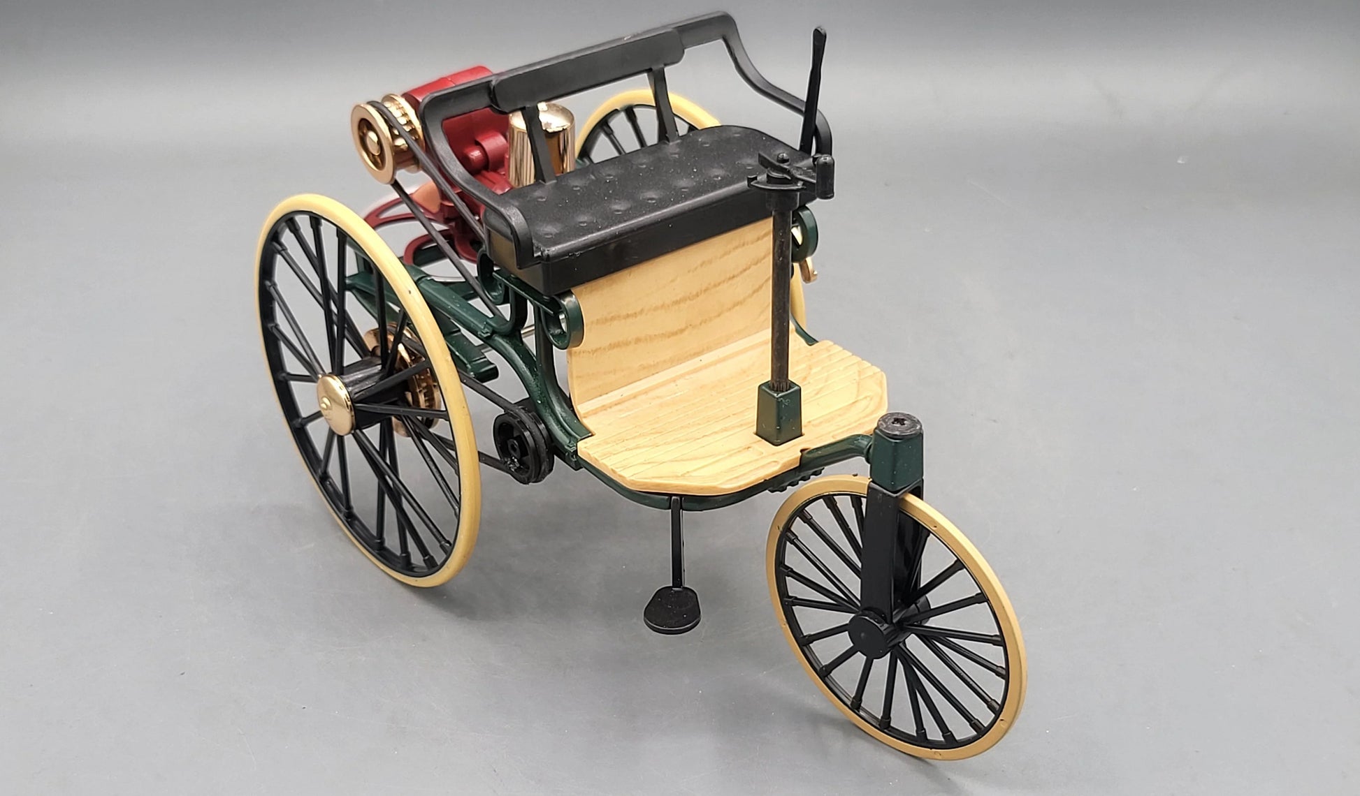 Mercedes Classical Car (Benz Motorwagen) 1886 Maroon, Green