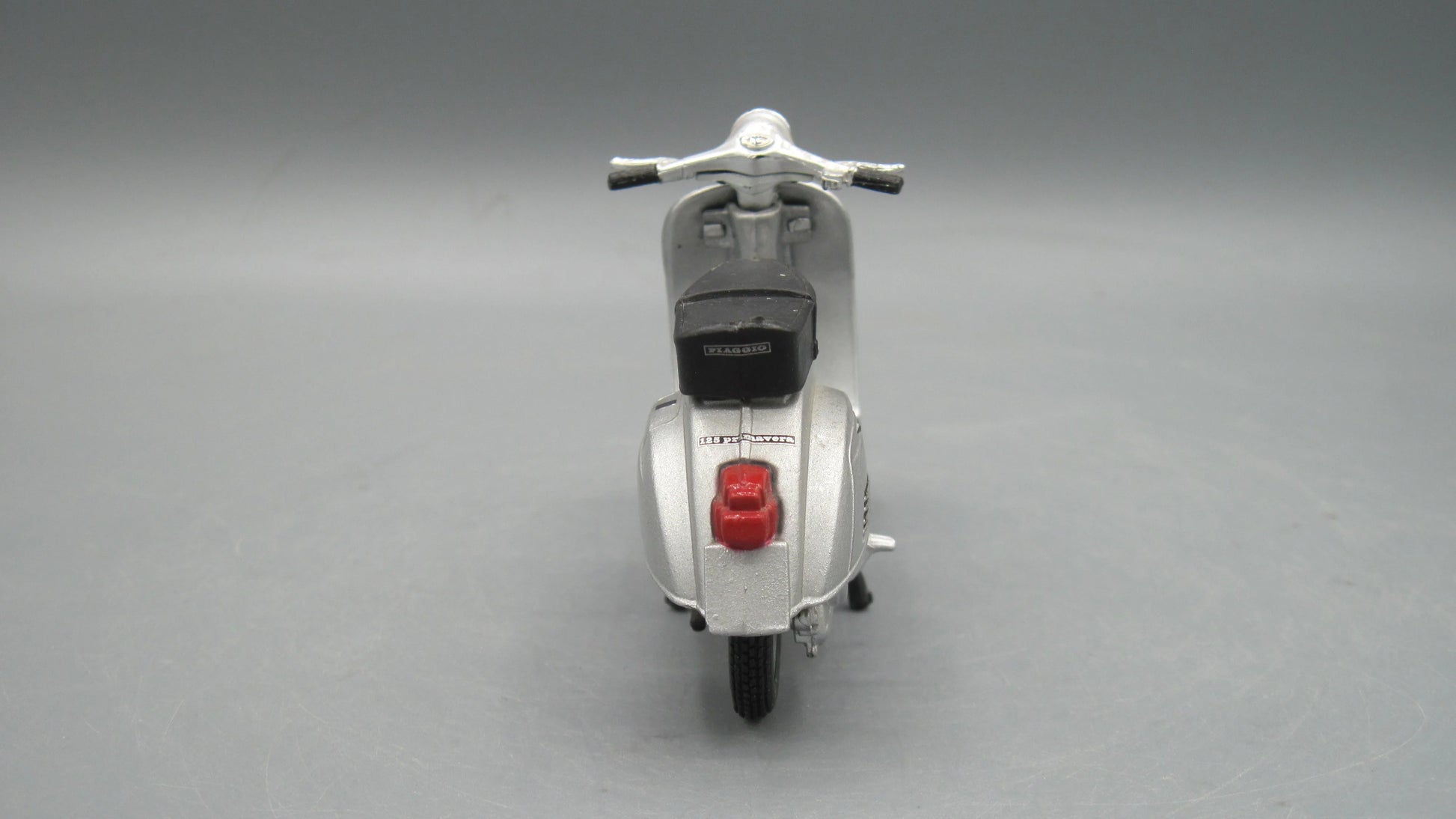 Maisto   Vespa 125 Primavera 1968 Silver Aquila Continental
