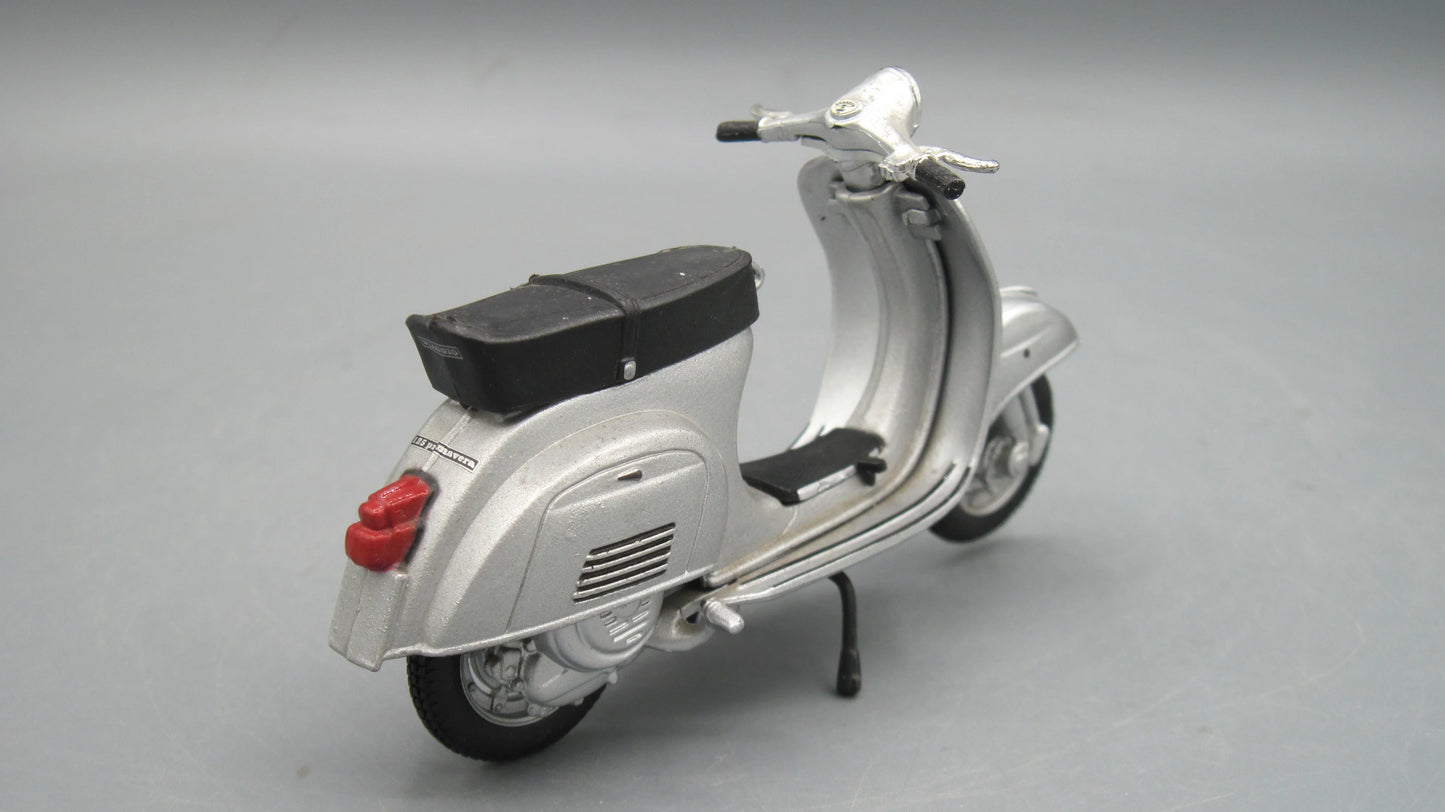 Maisto   Vespa 125 Primavera 1968 Silver Aquila Continental
