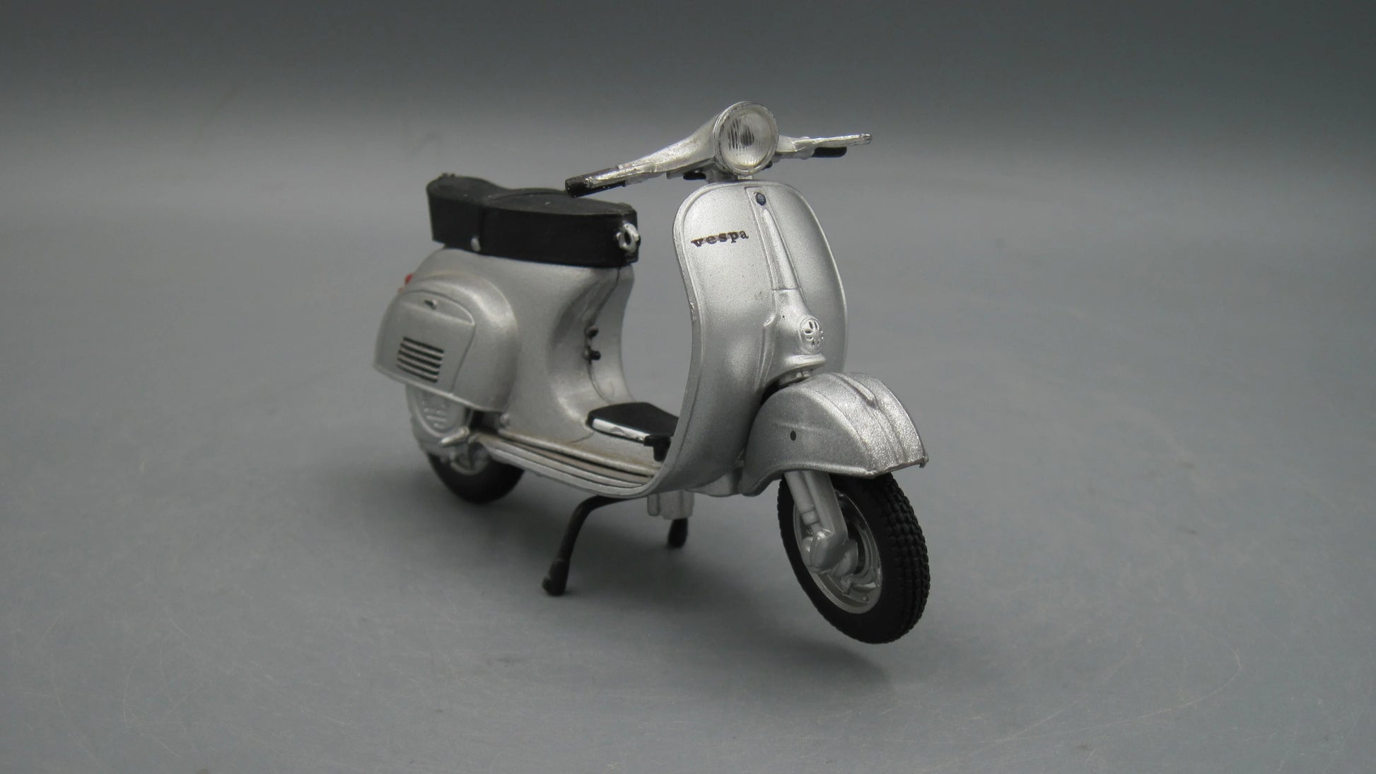 Maisto   Vespa 125 Primavera 1968 Silver Aquila Continental