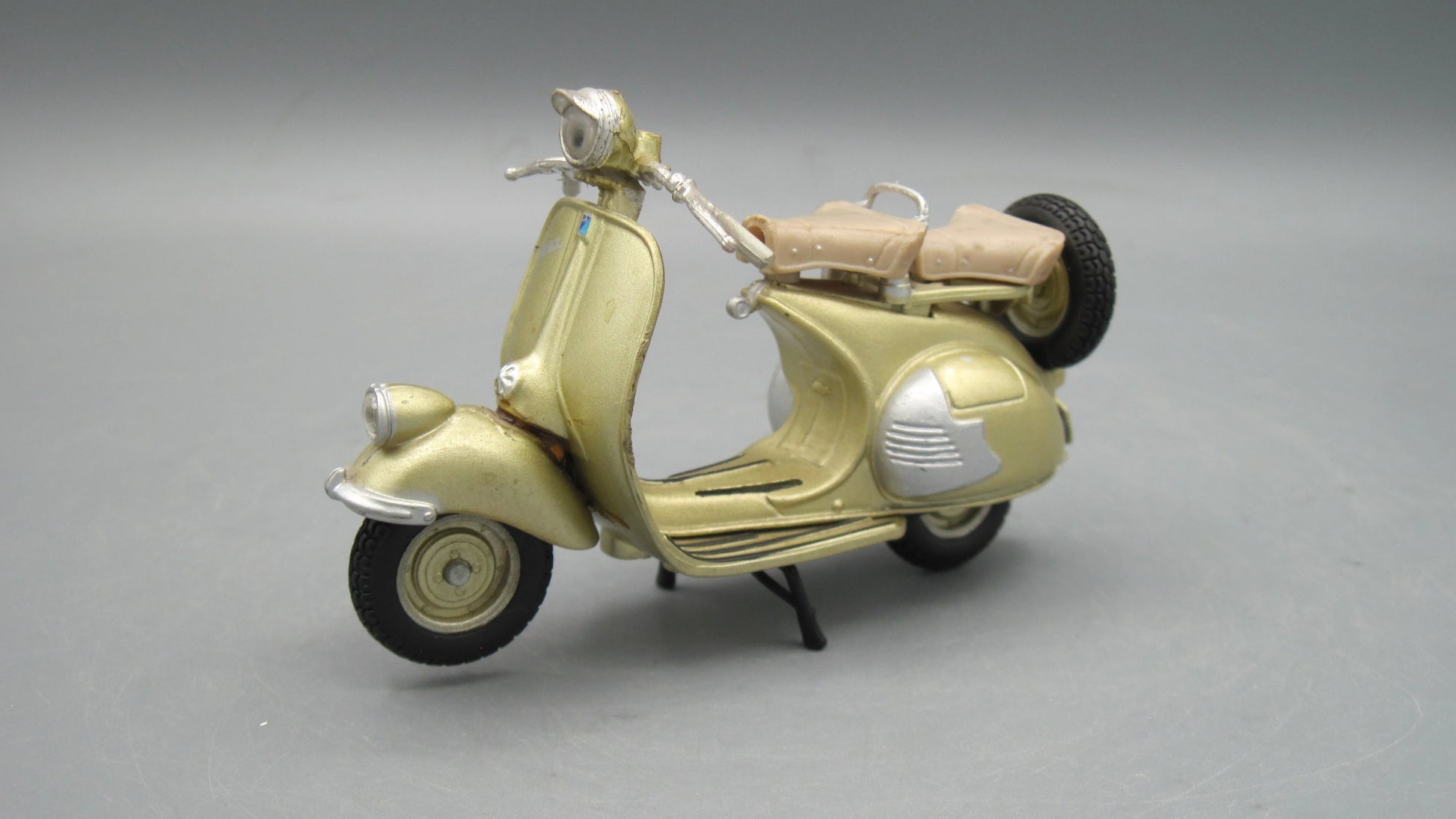 Maisto   Vespa Hoffmann Konigin 1954 Golden
