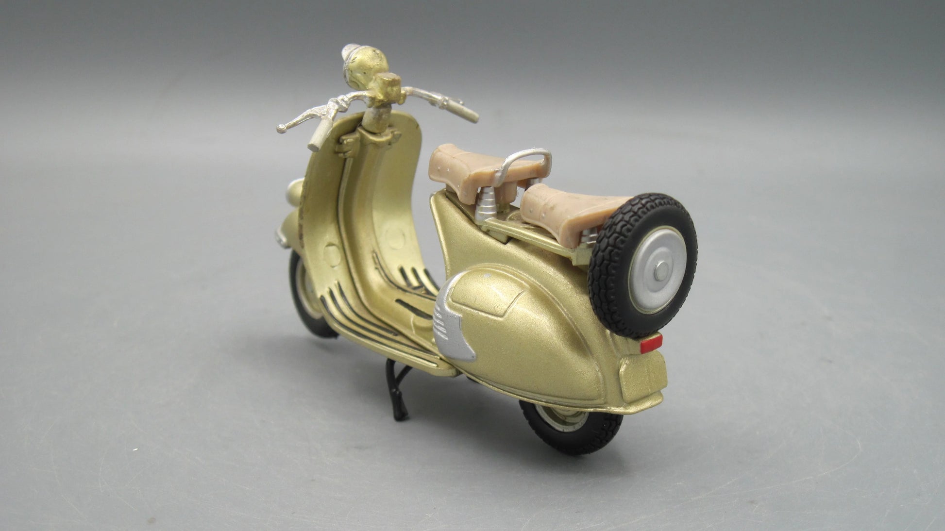 Maisto   Vespa Hoffmann Konigin 1954 Golden