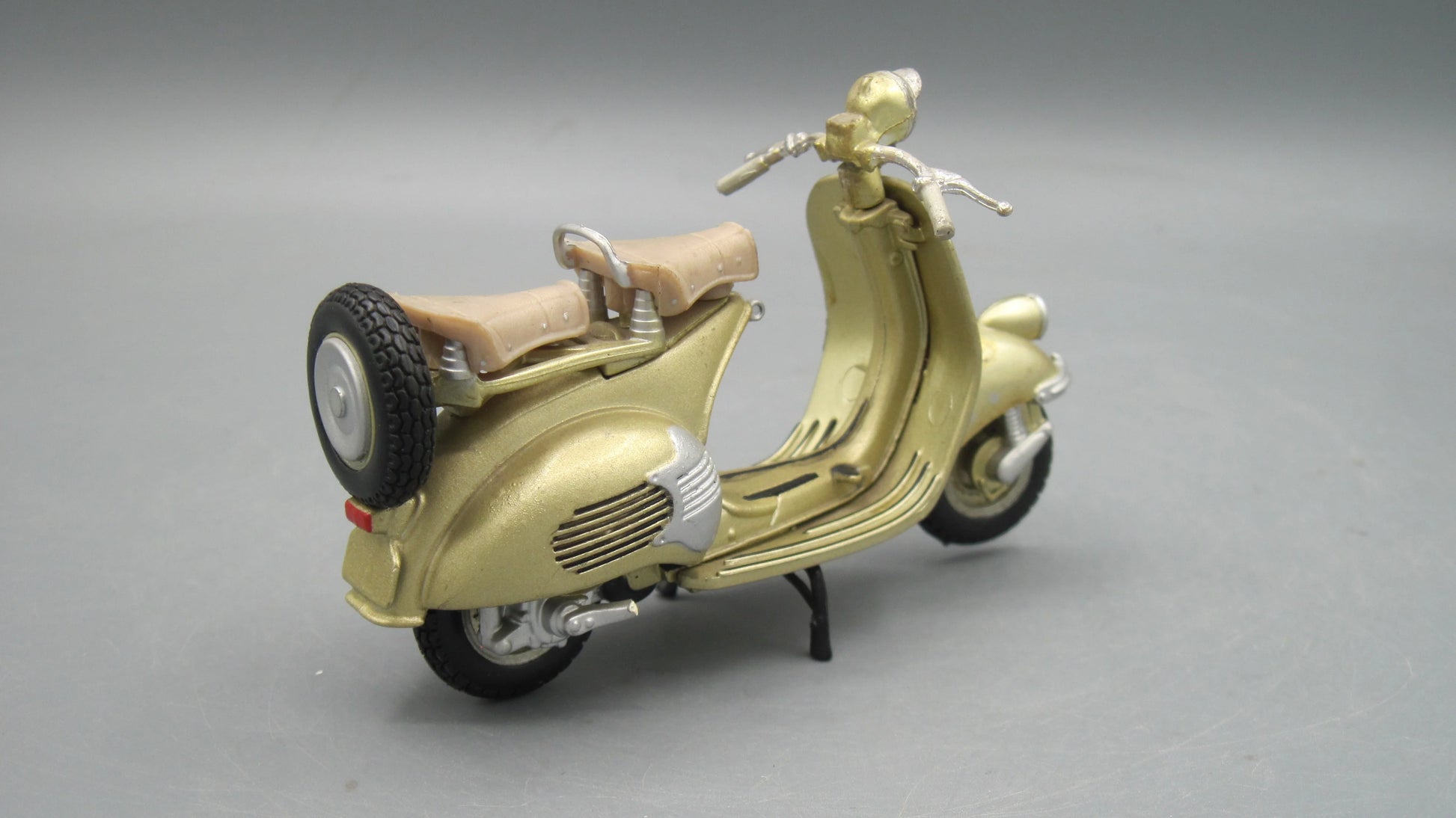 Maisto   Vespa Hoffmann Konigin 1954 Golden