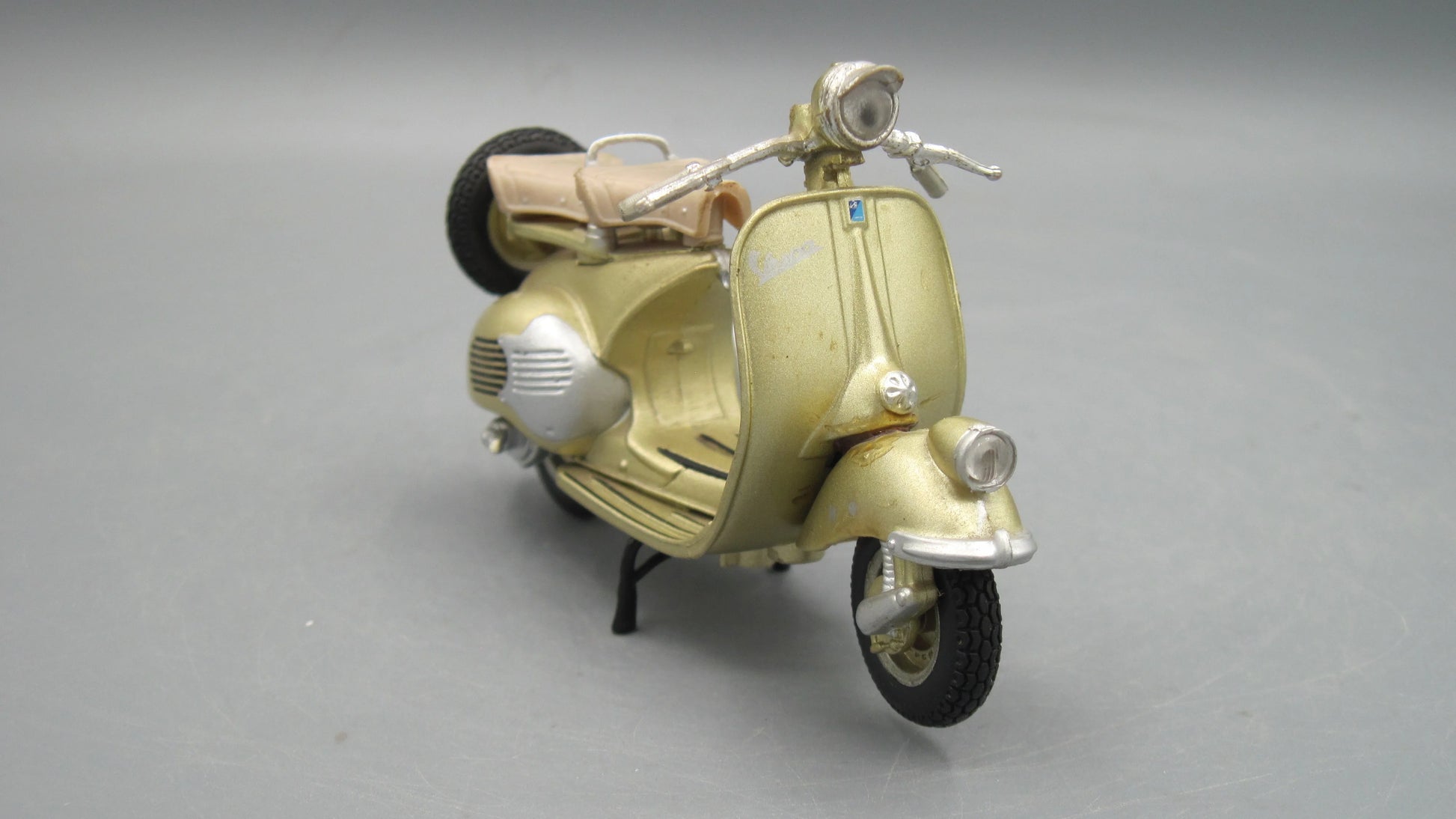 Maisto   Vespa Hoffmann Konigin 1954 Golden