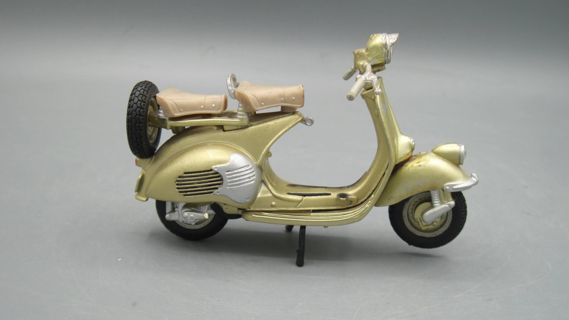 Maisto   Vespa Hoffmann Konigin 1954 Golden