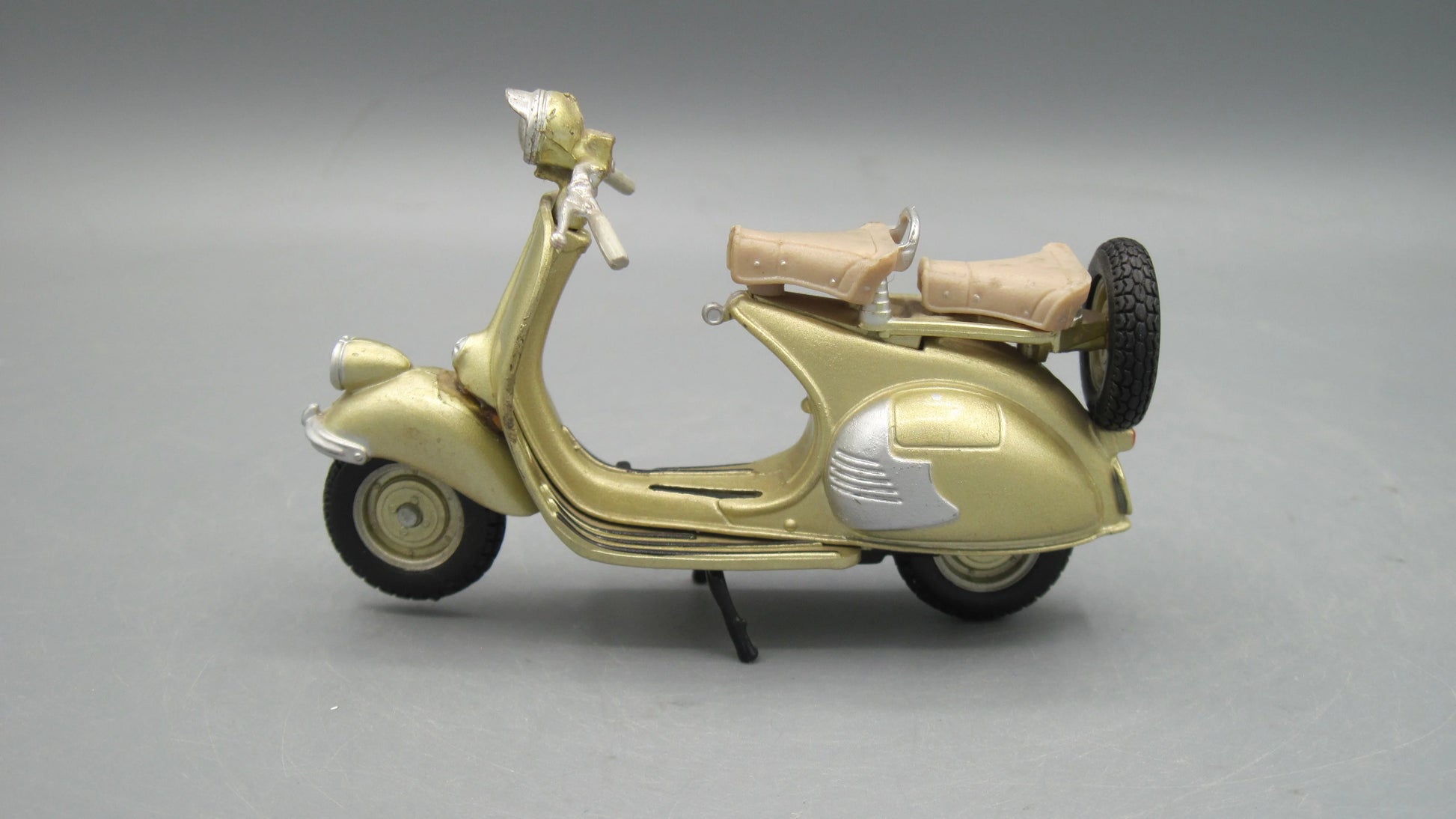 Maisto   Vespa Hoffmann Konigin 1954 Golden