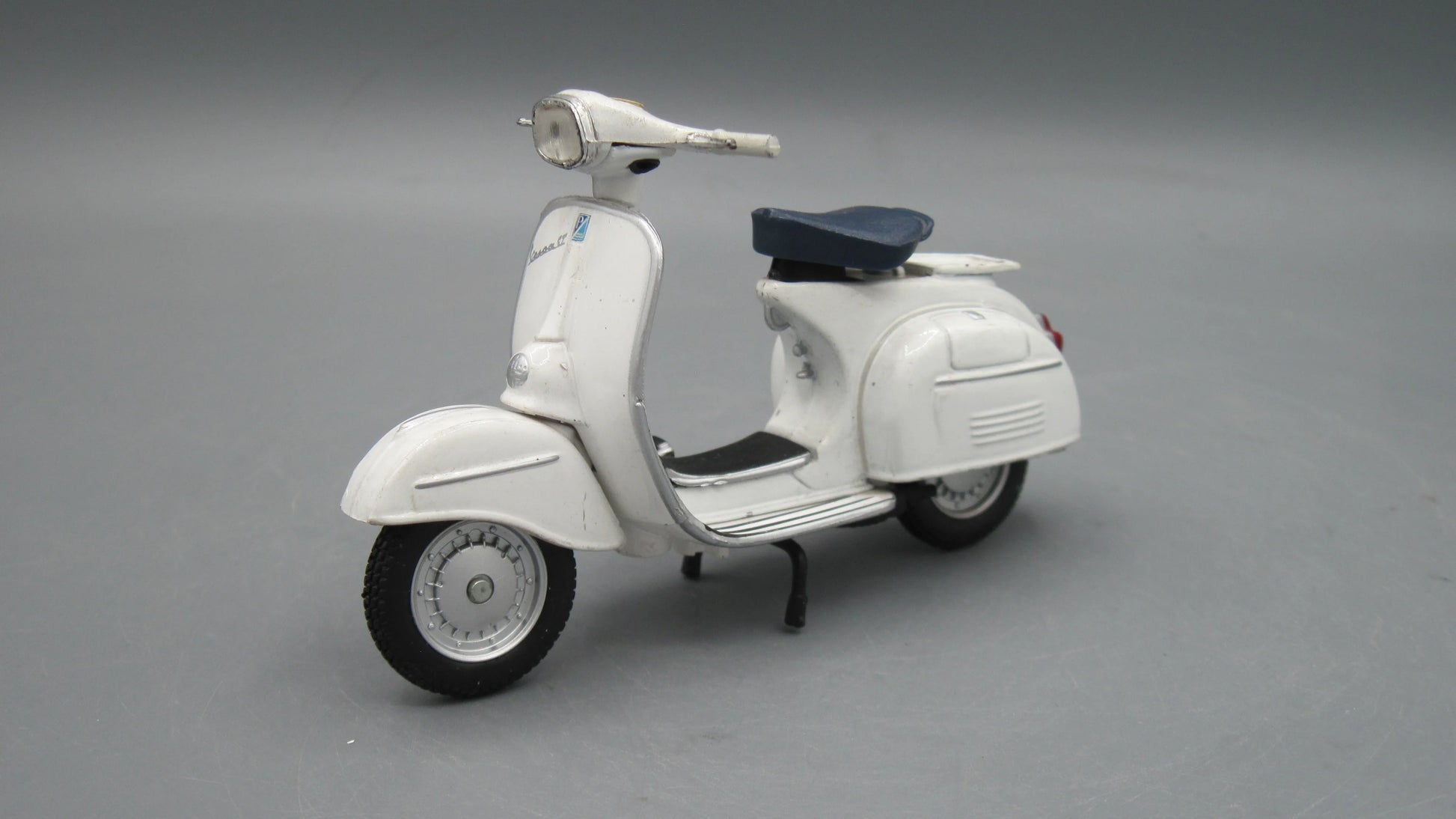 Maisto   Vespa Granturismo  1966 White