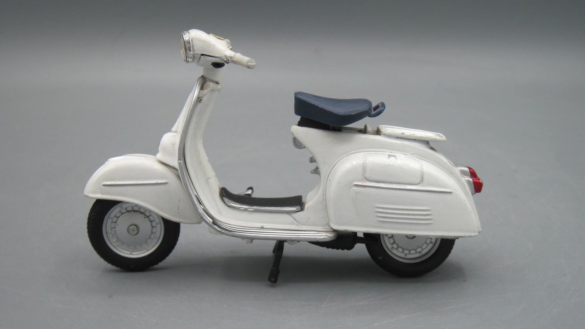 Maisto   Vespa Granturismo  1966 White
