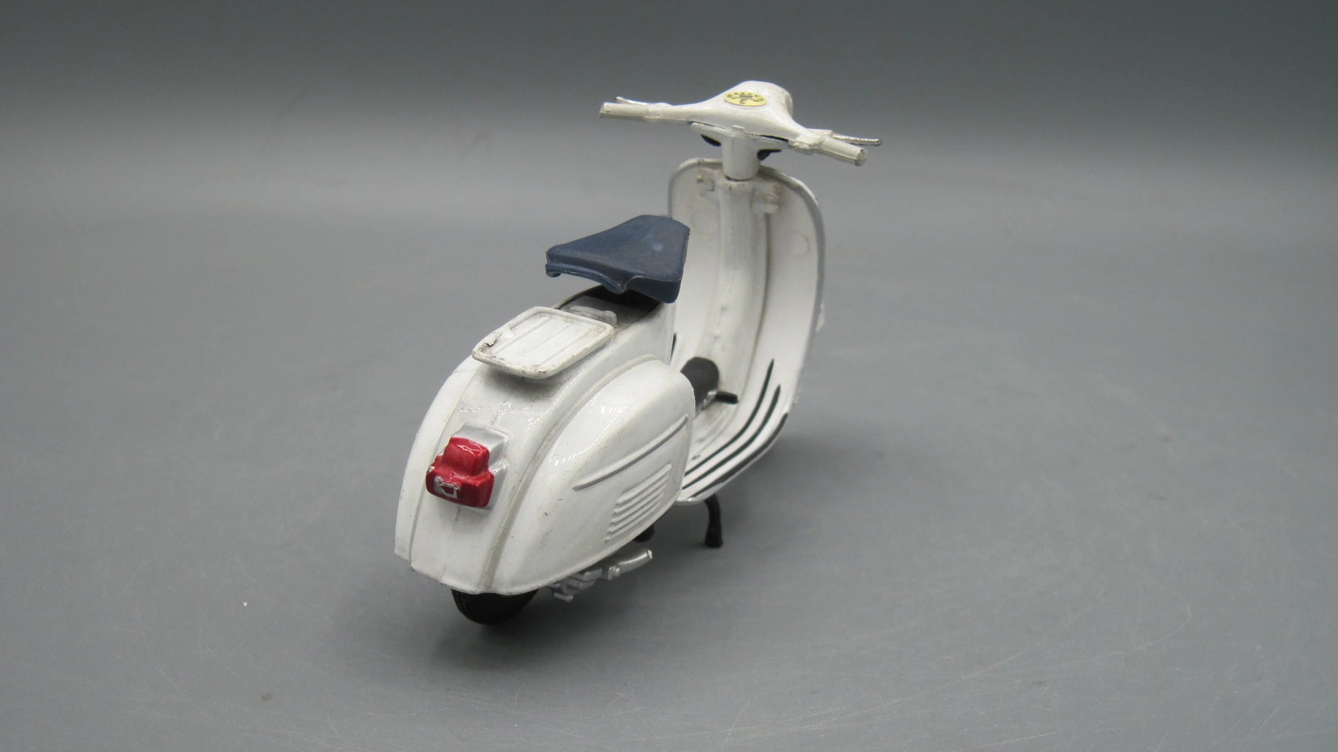Maisto   Vespa Granturismo  1966 White