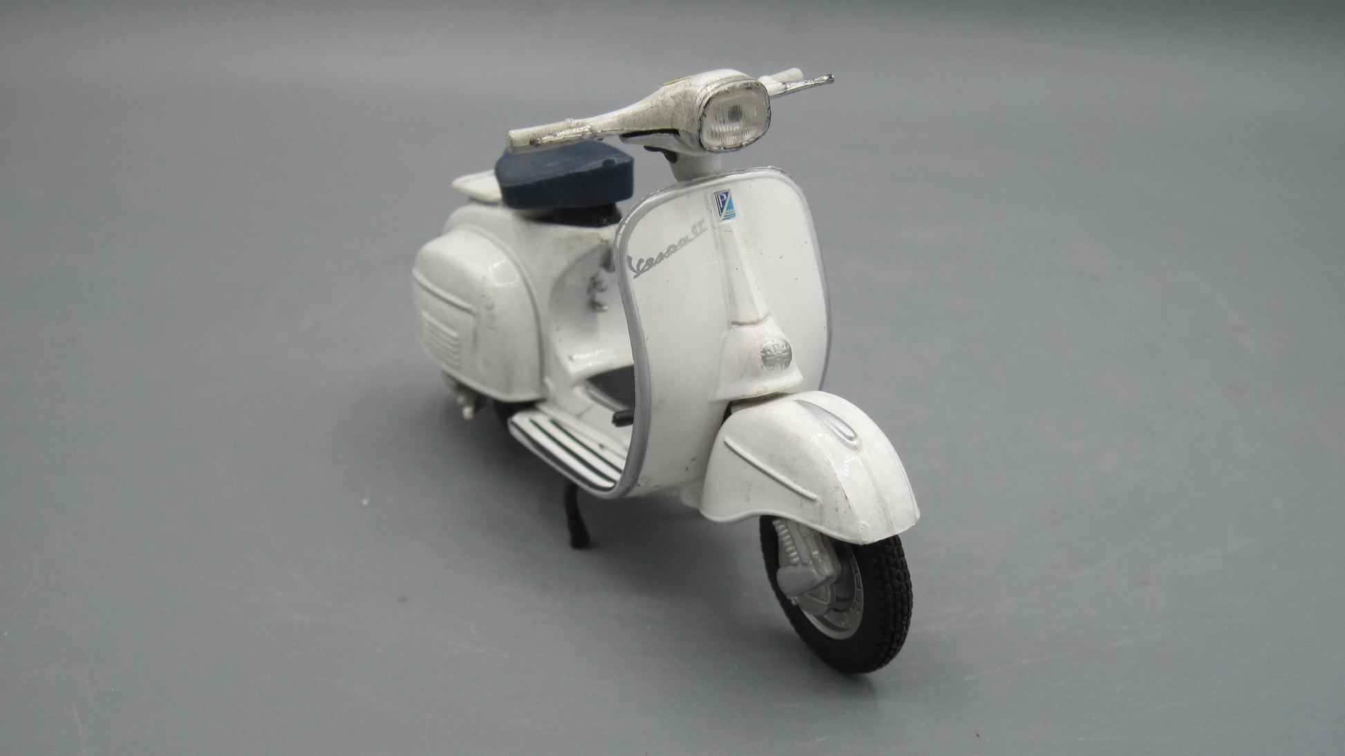 Maisto   Vespa Granturismo  1966 White