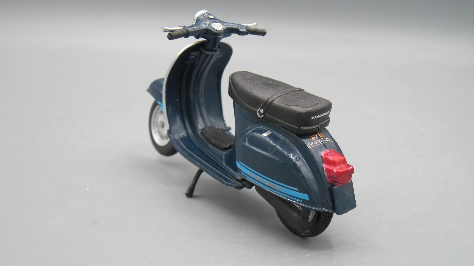 Maisto   Vespa 125 Primavera ET3 1976 Blue