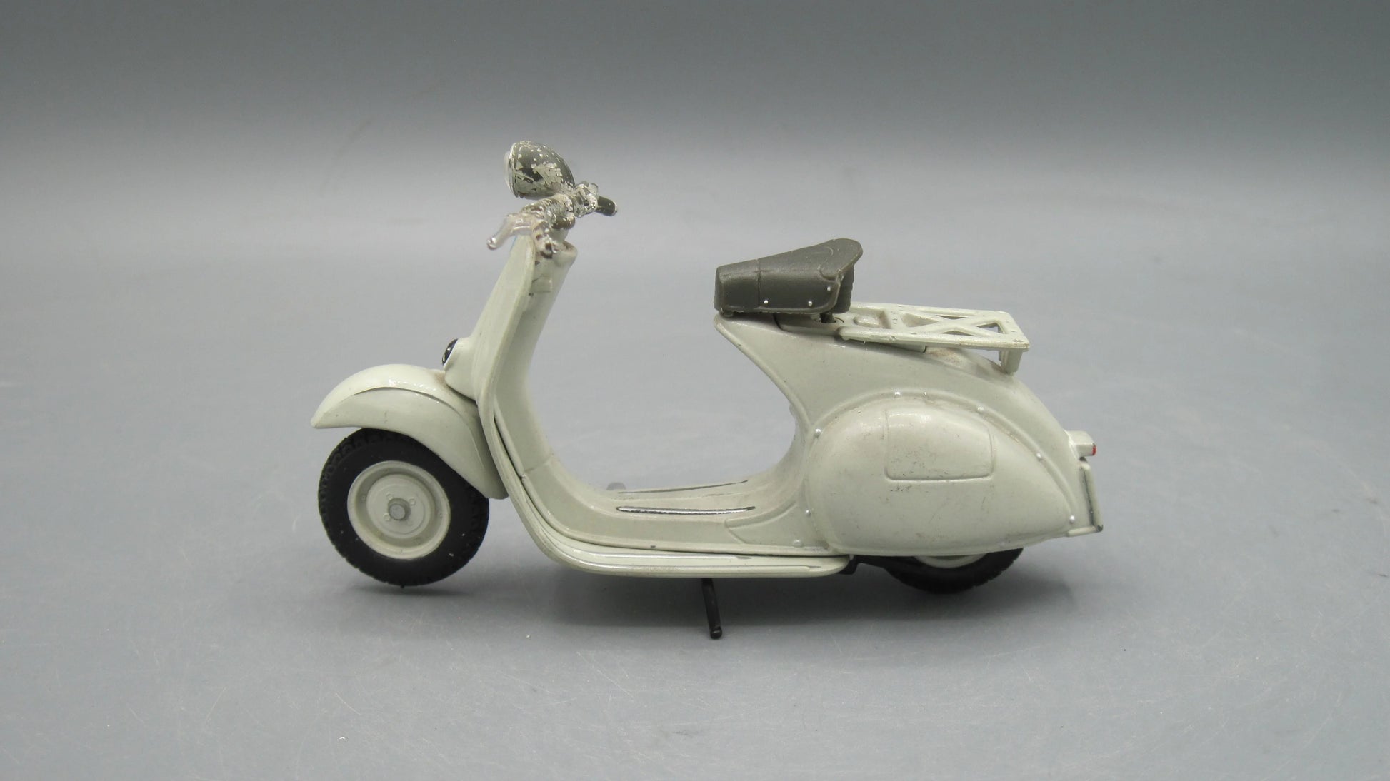 Maisto   Vespa 150 1956 Beige