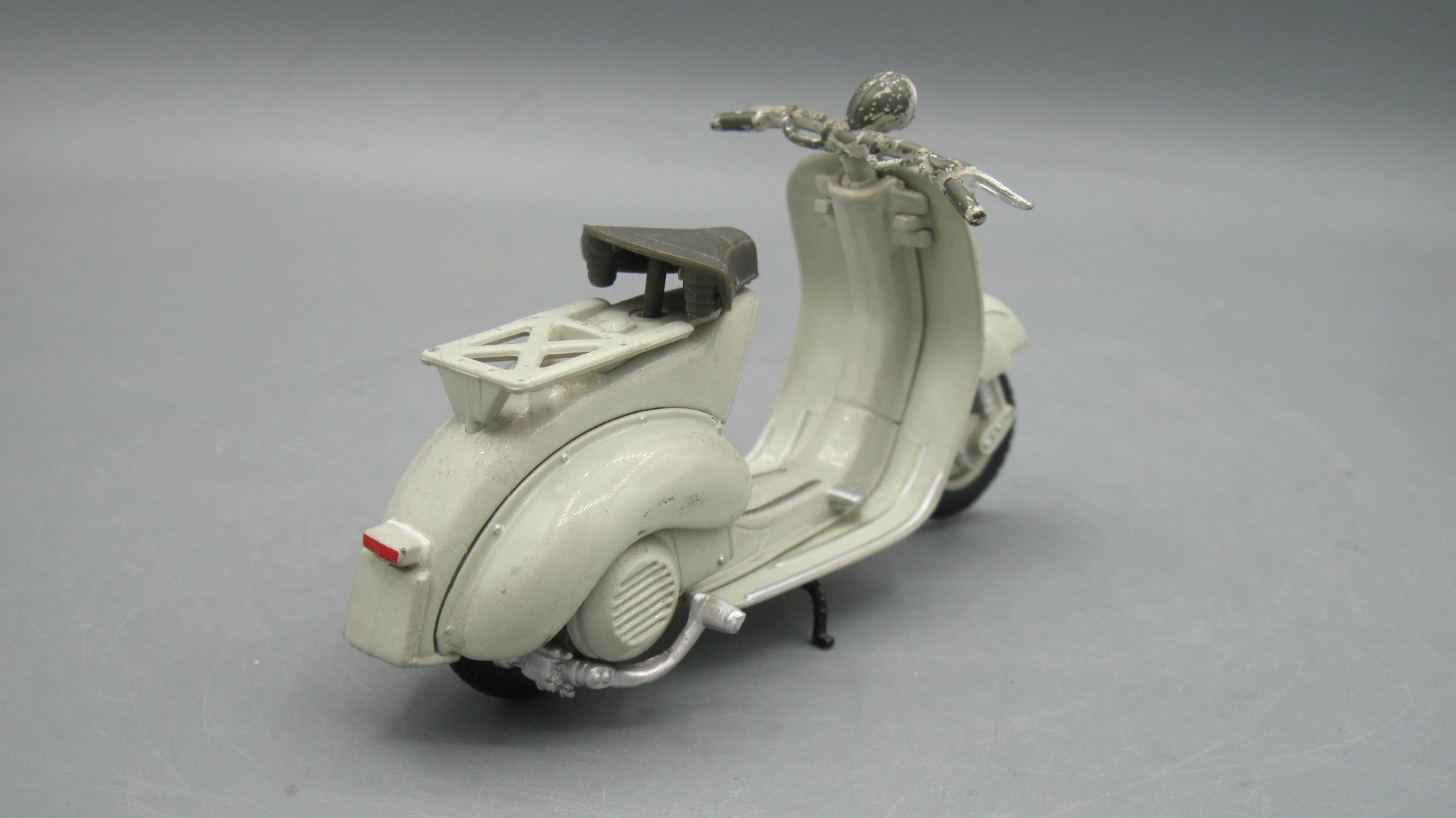 Maisto   Vespa 150 1956 Beige
