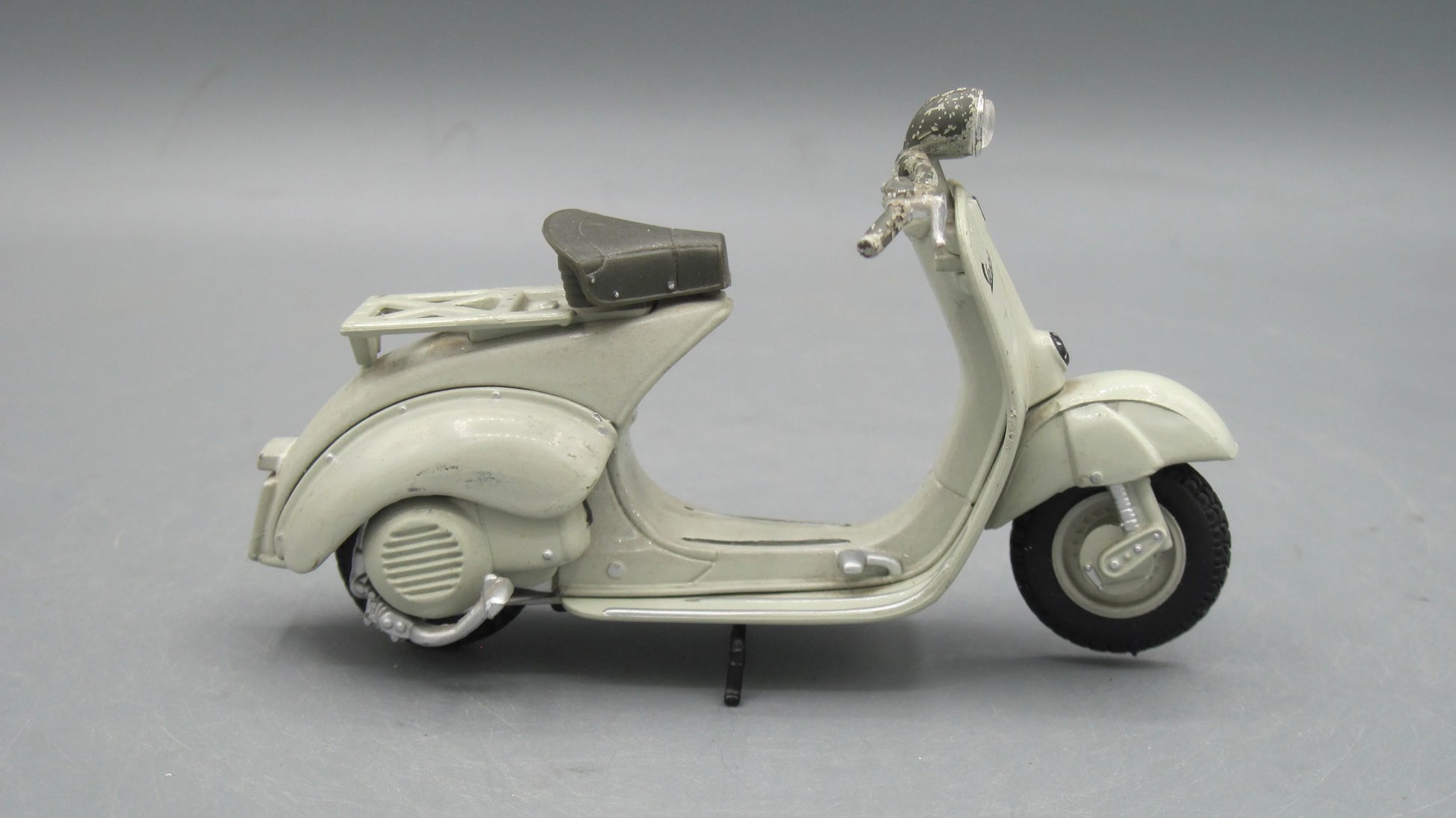 Maisto   Vespa 150 1956 Beige