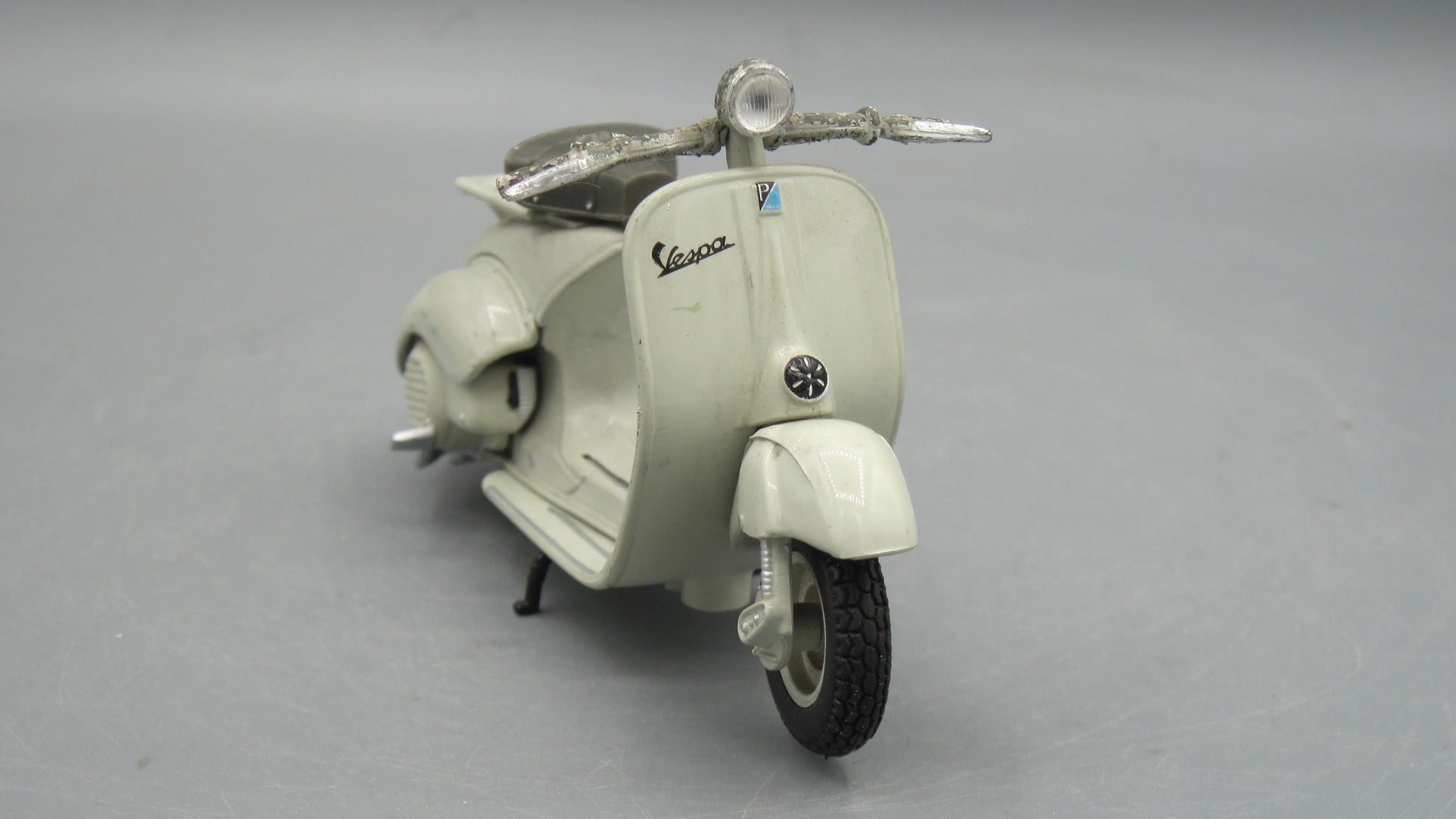 Maisto   Vespa 150 1956 Beige
