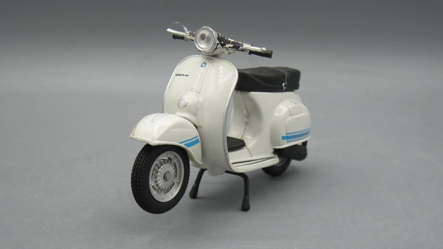 Maisto   Vespa Granturismo Del Carburetor 1976 white