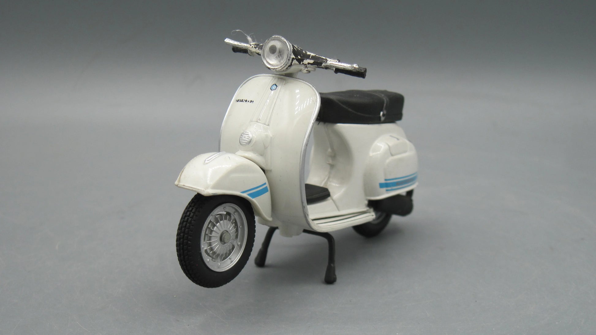 Maisto   Vespa Granturismo Del Carburetor 1976 white