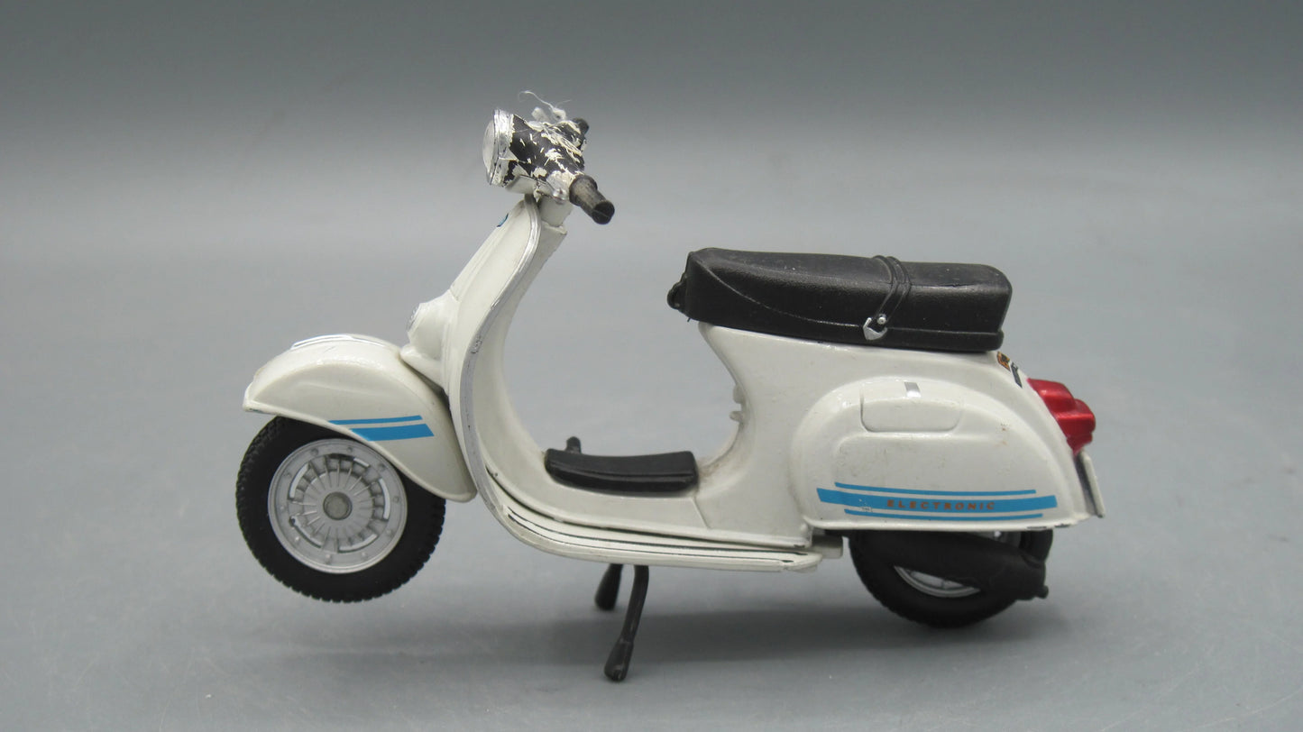 Maisto   Vespa Granturismo Del Carburetor 1976 white