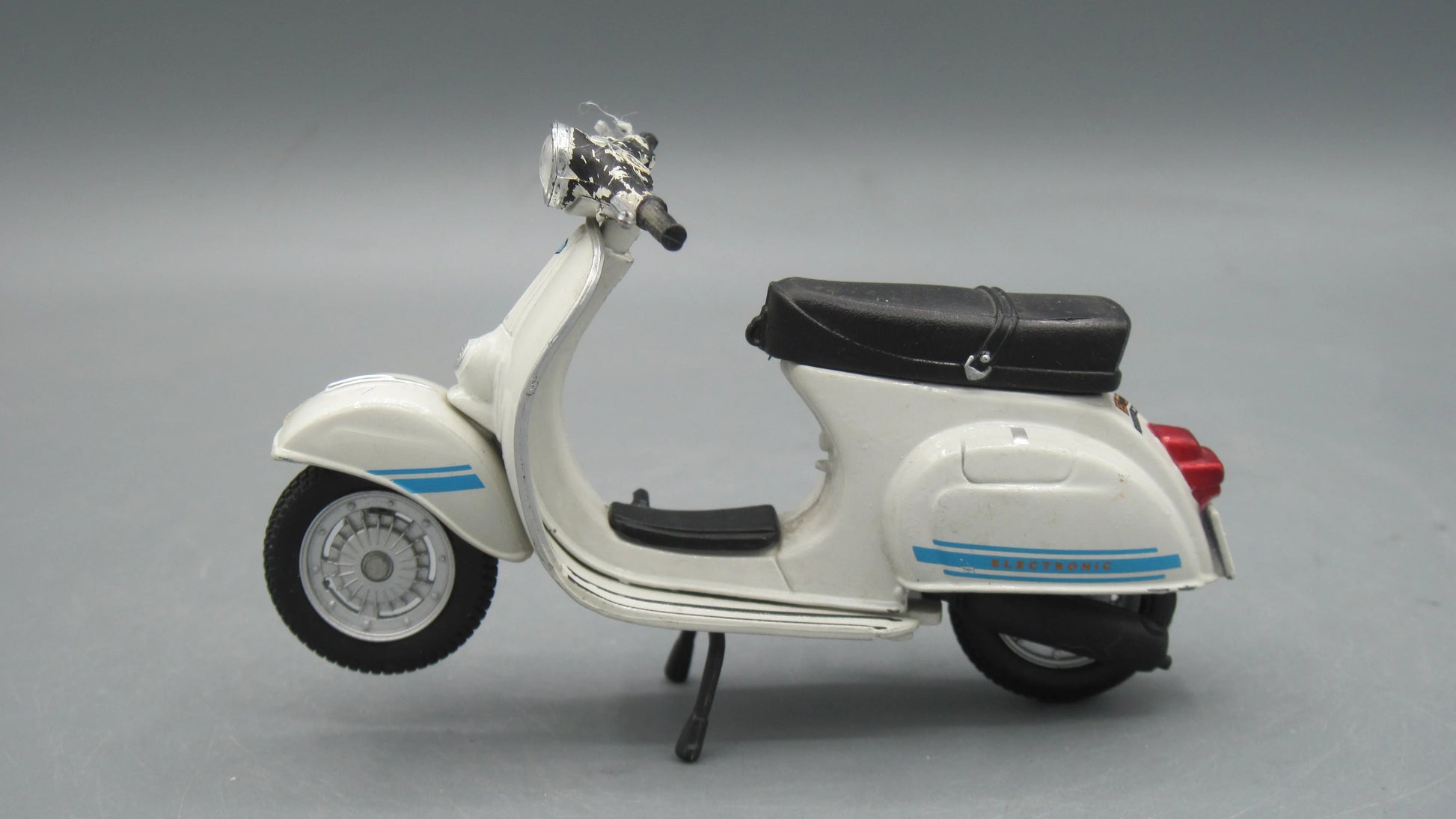 Maisto   Vespa Granturismo Del Carburetor 1976 white
