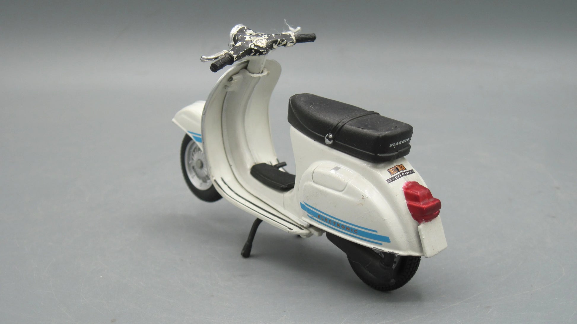 Maisto   Vespa Granturismo Del Carburetor 1976 white