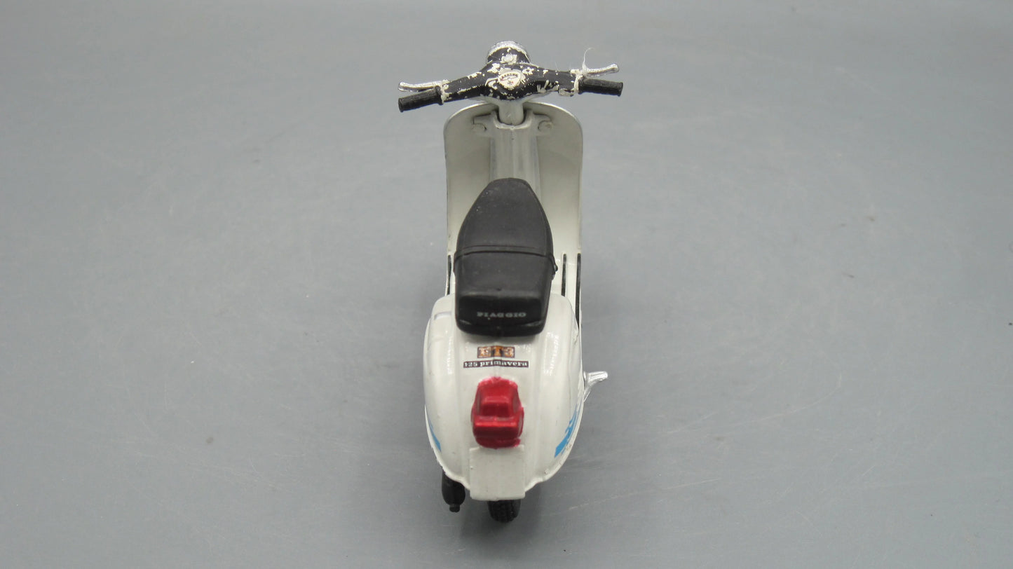 Maisto   Vespa Granturismo Del Carburetor 1976 white