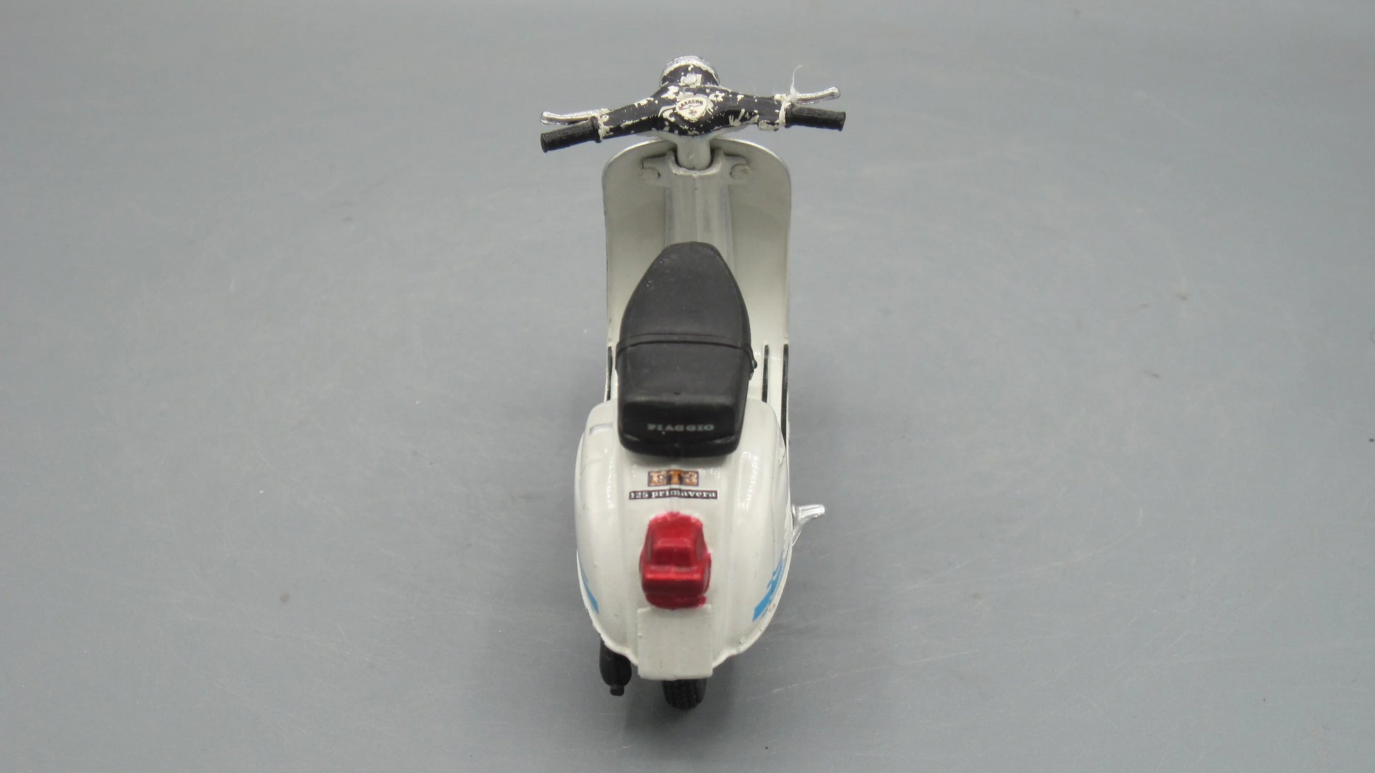 Maisto   Vespa Granturismo Del Carburetor 1976 white