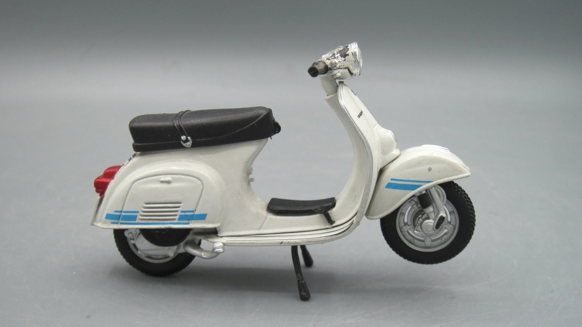 Maisto   Vespa Granturismo Del Carburetor 1976 white
