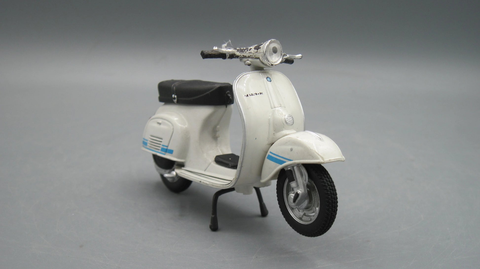 Maisto   Vespa Granturismo Del Carburetor 1976 white