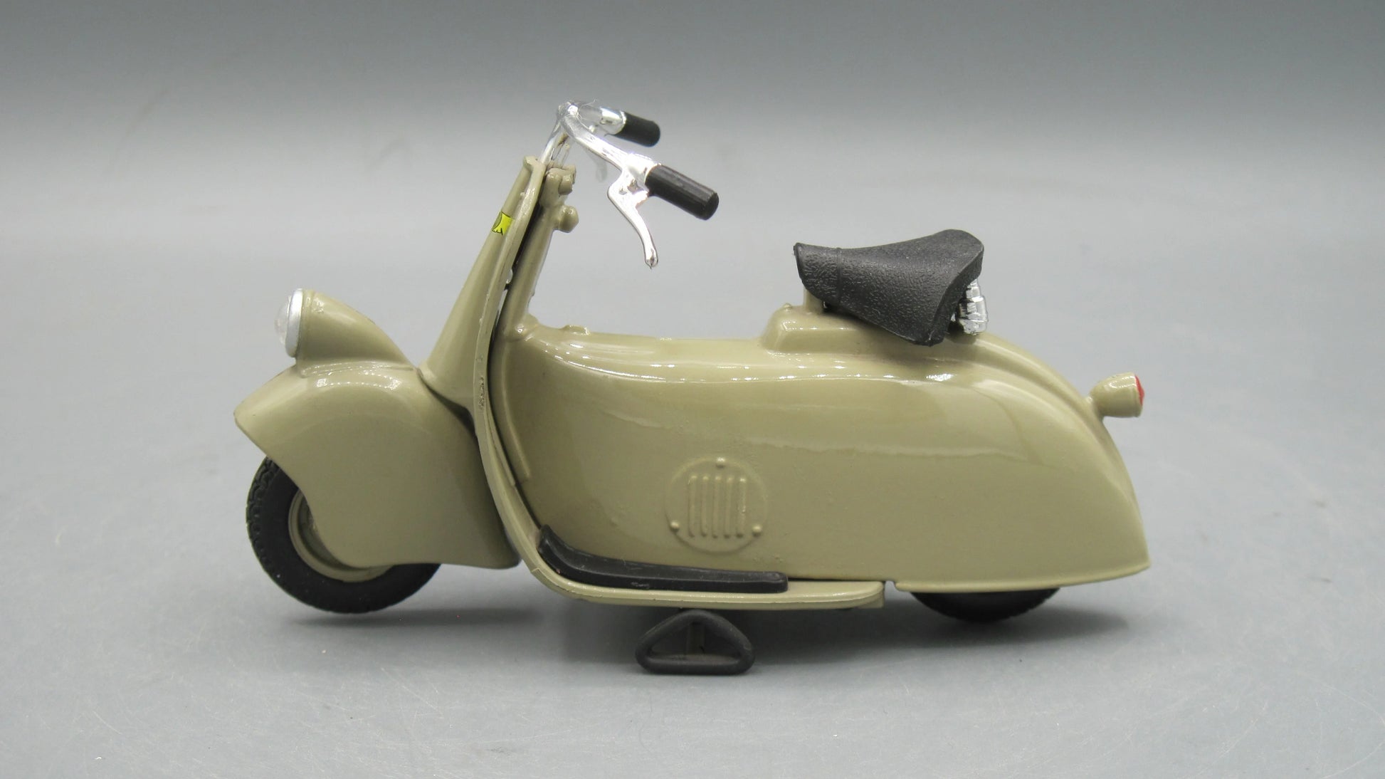 Maisto   Vespa MP5 Paperino 1945 Gold