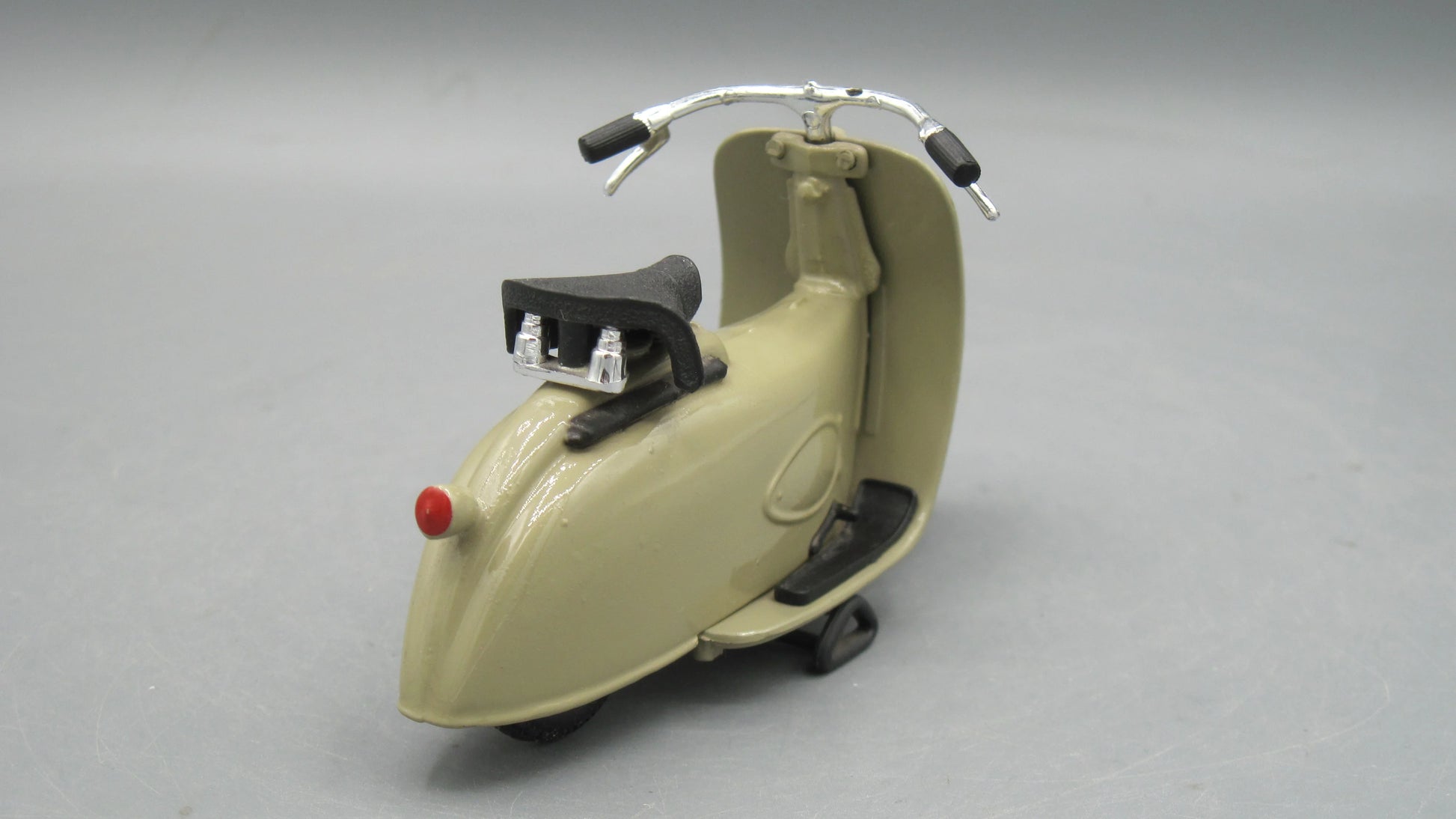 Maisto   Vespa MP5 Paperino 1945 Gold
