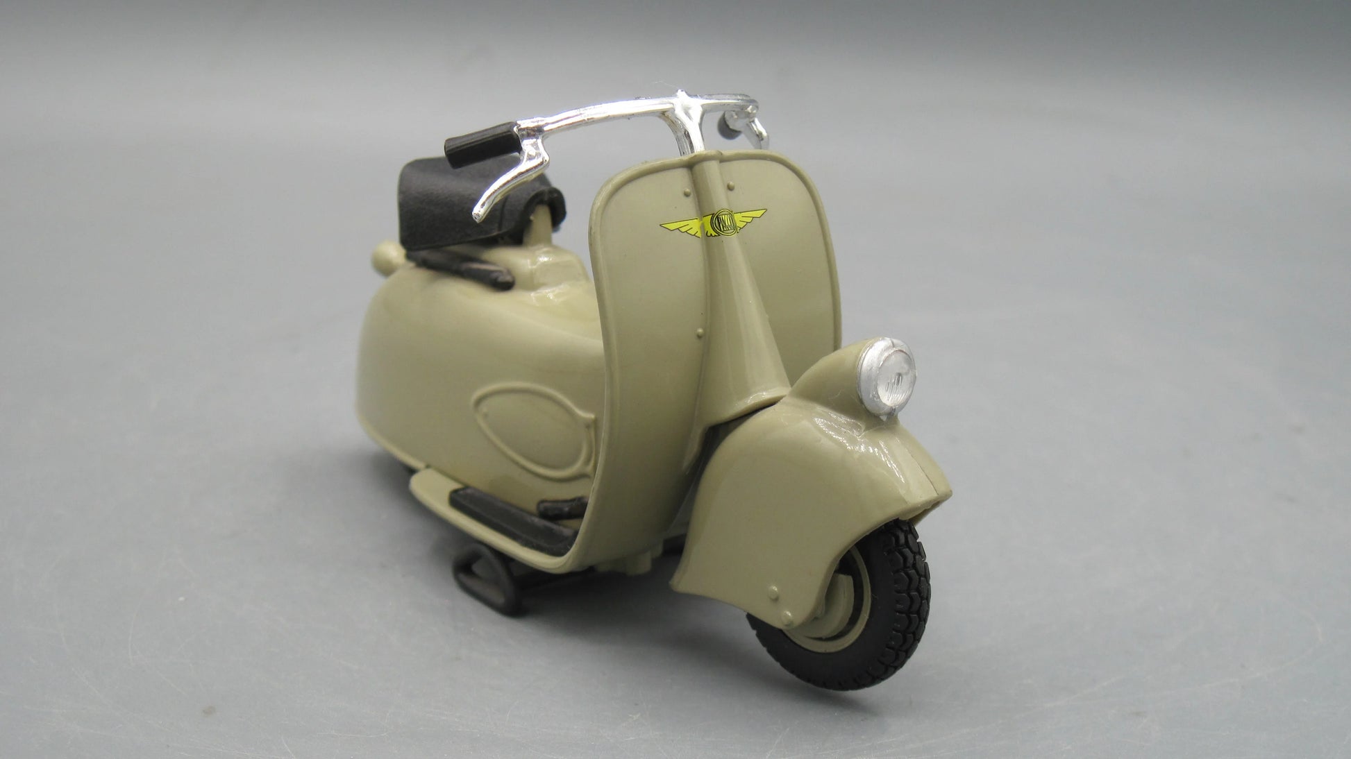 Maisto   Vespa MP5 Paperino 1945 Gold