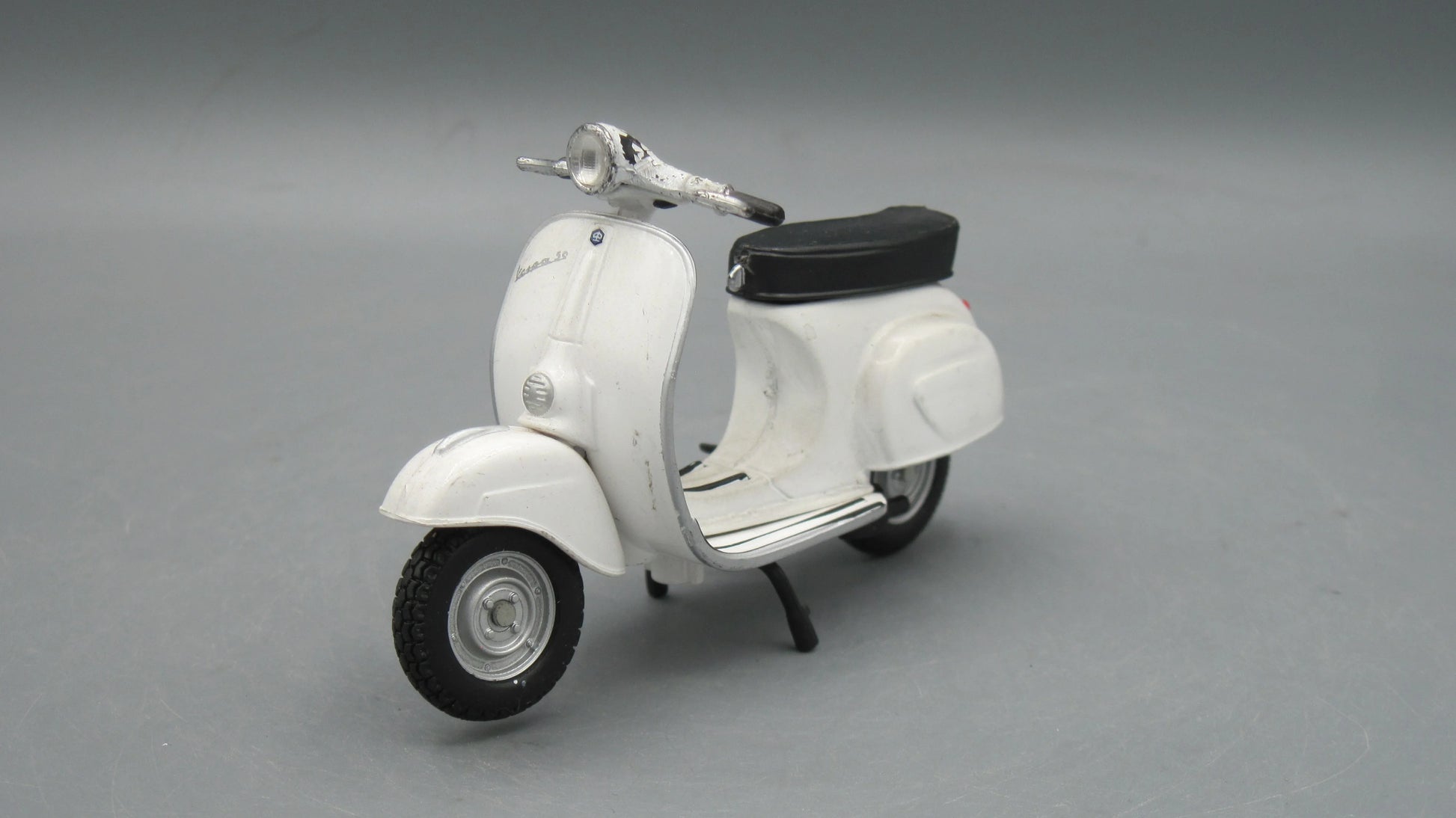 Maisto   Vespa 150 1956 White