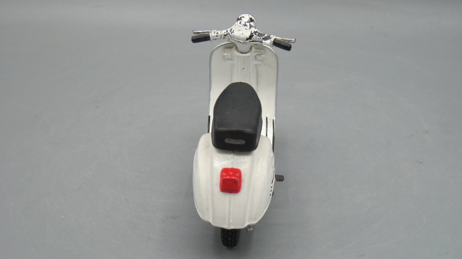 Maisto   Vespa 150 1956 White