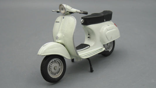 Maisto   Vespa 125 Primavera 1976 White